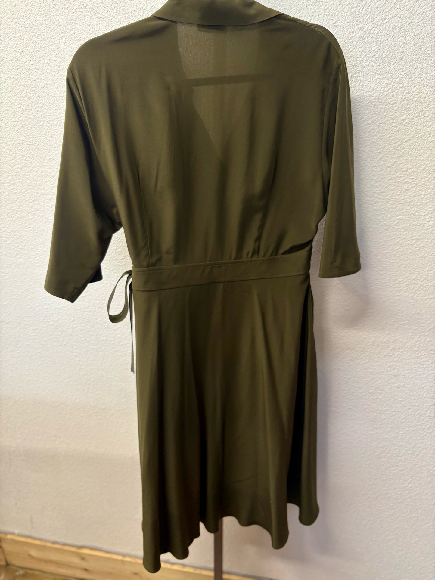 LilySilk Size M Olive Tie Dress