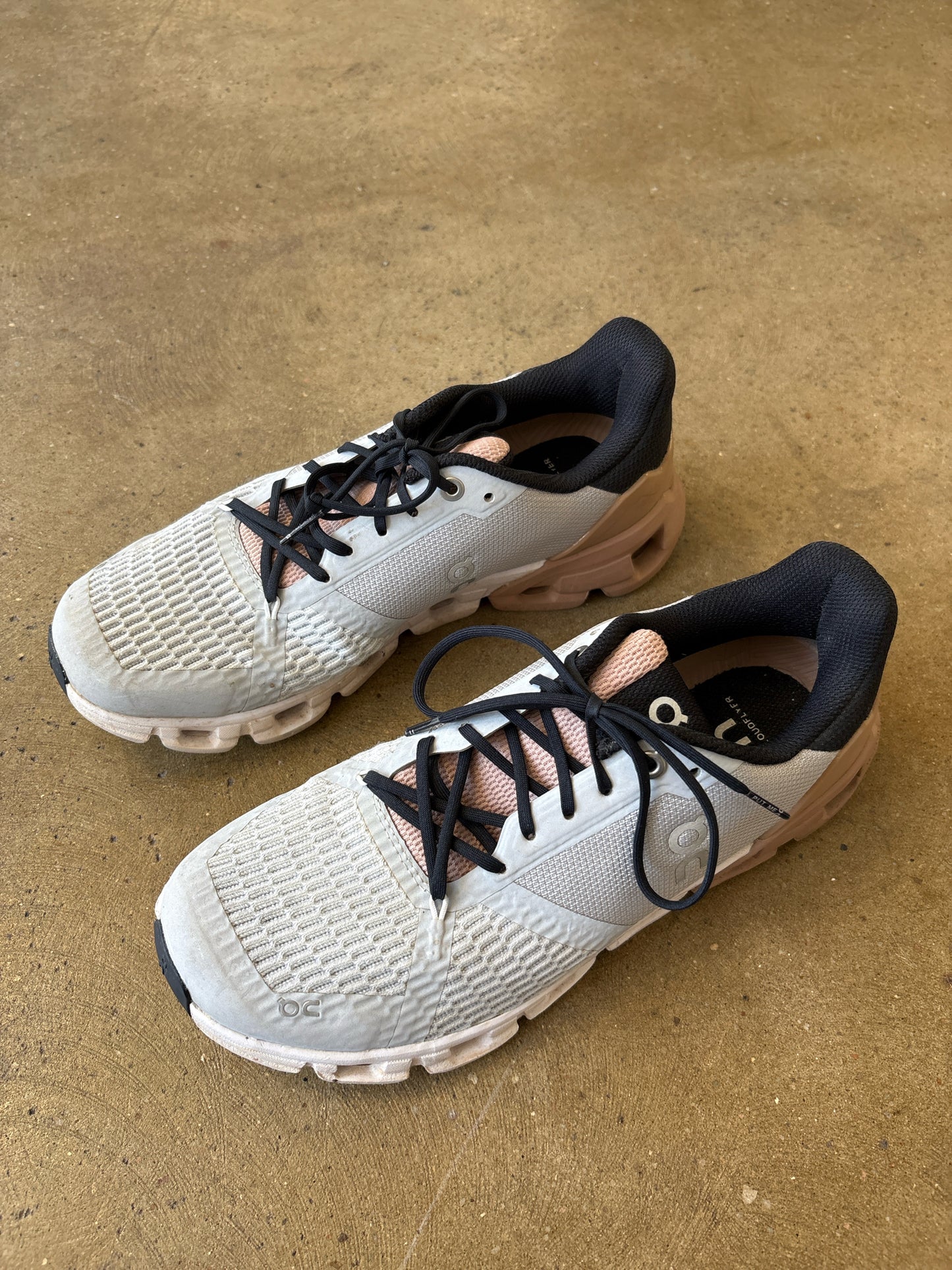 On Cloud Shoe Size 8.5 gray + multi Sneakers