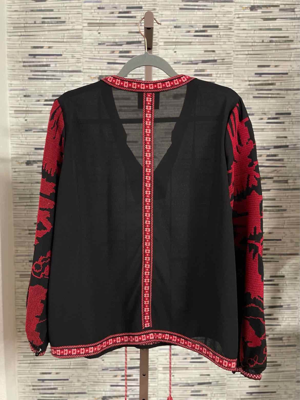 Maeve Size LP Black/Red Embroid. Top