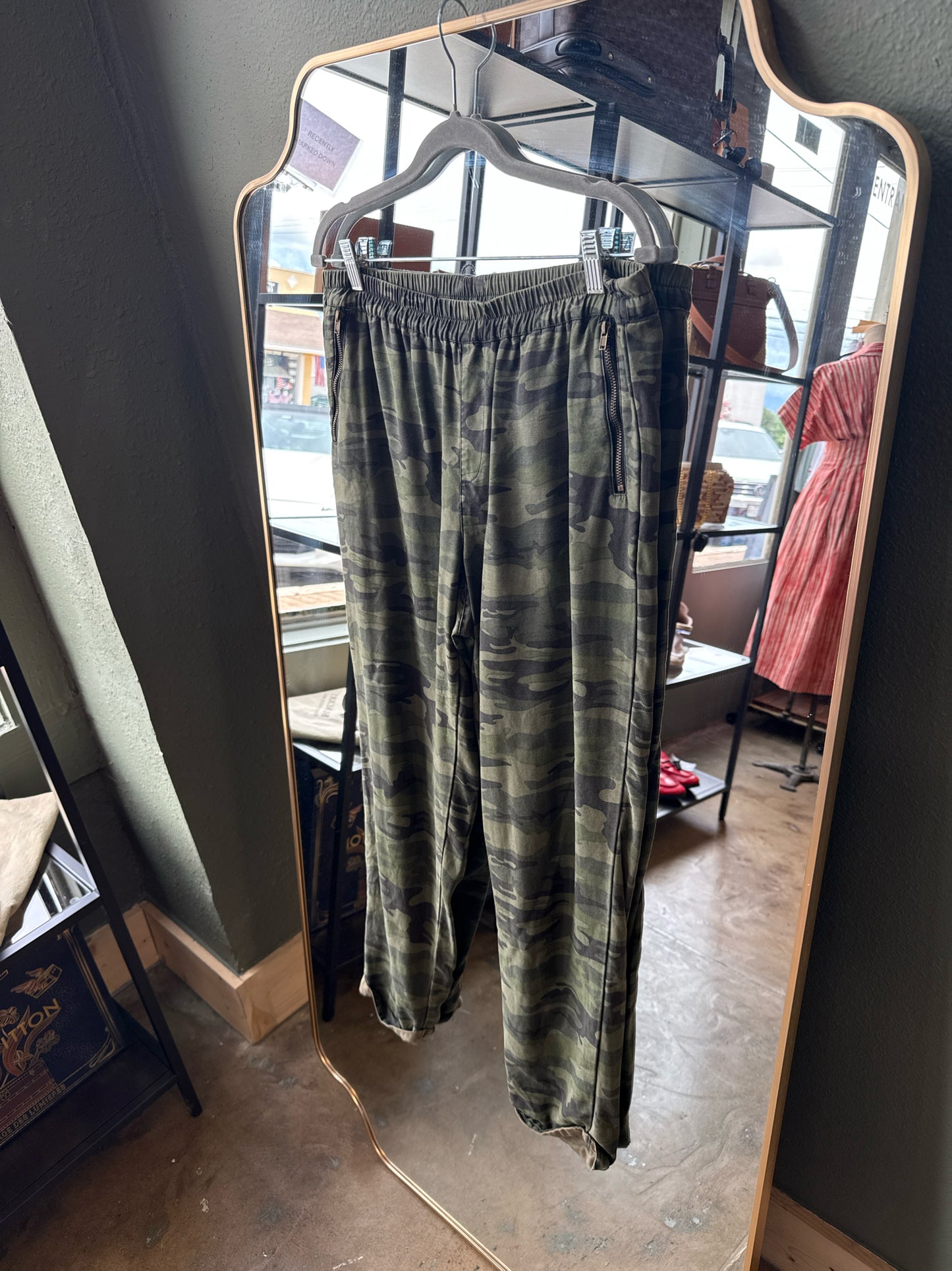 Soft Surroundings Size M Camo Pants