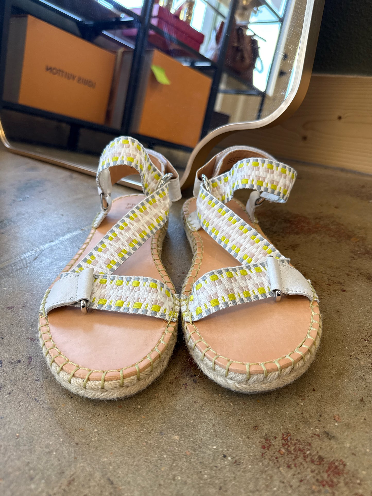 Frye Shoe Size 10 Cream Sandals