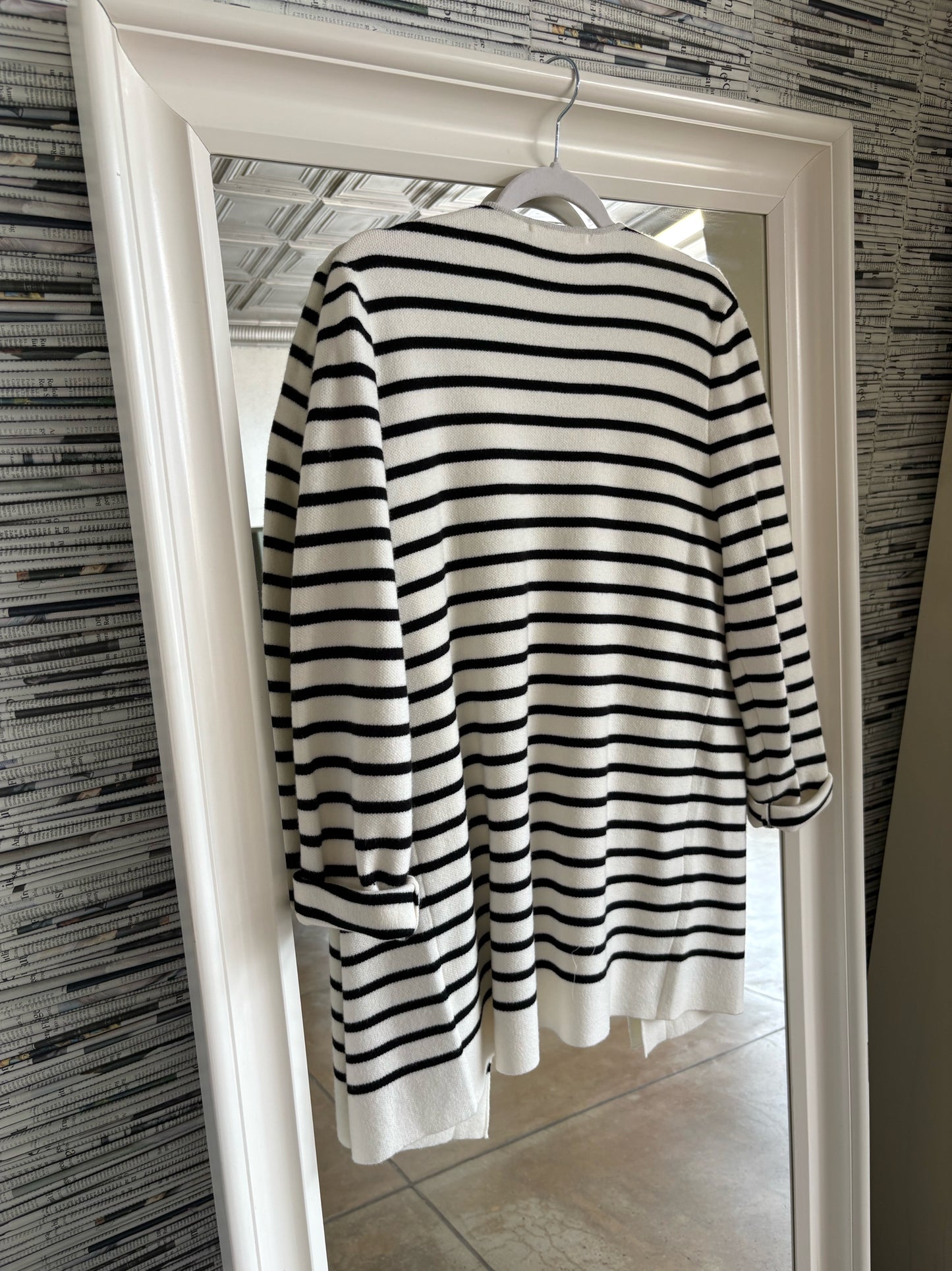 SEE AND BE SEEN Size M B&W Sweater