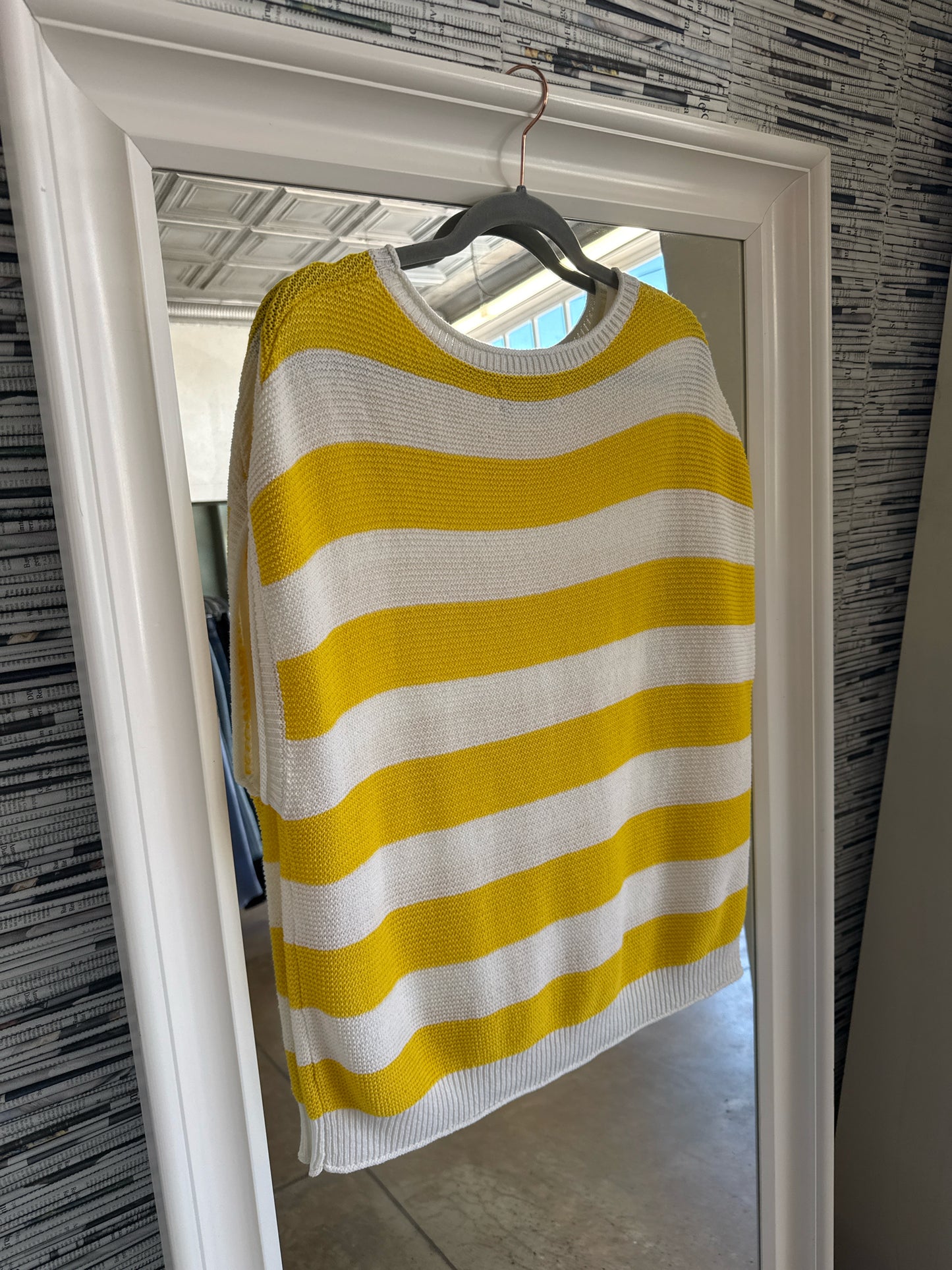 LOFT Size XL Yellow/White Top