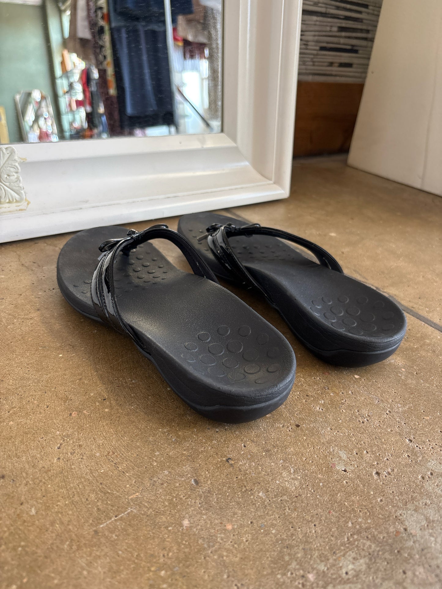 Vionic Shoe Size 8 Black Flip Flops