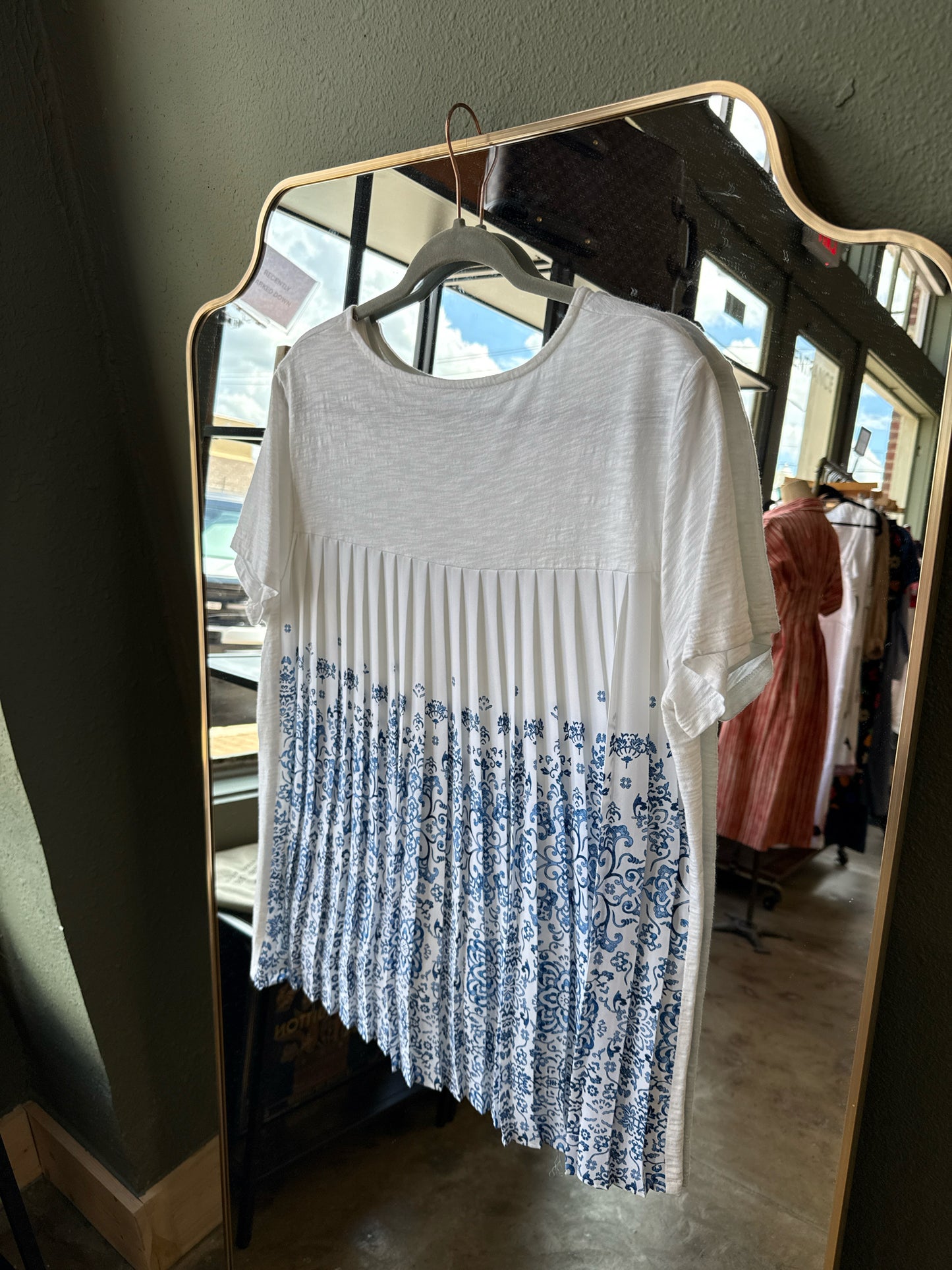 CHICO'S Size 2 White Tee