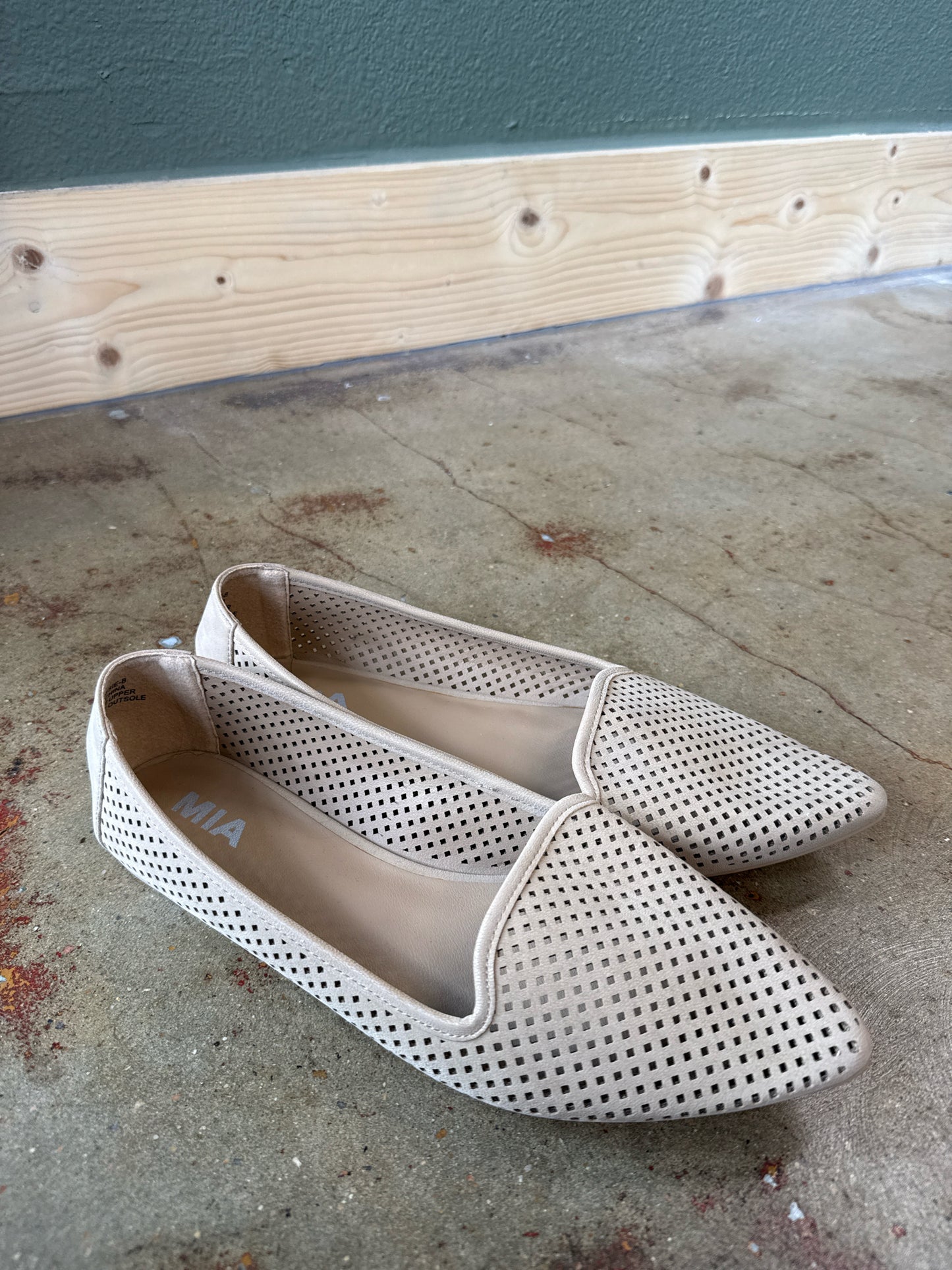 mia Shoe Size 10 Tan Flats