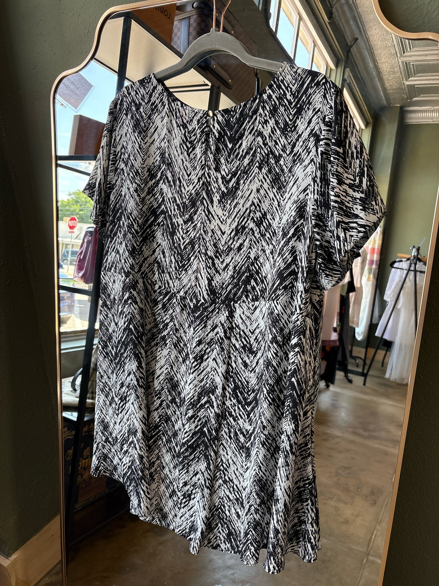 Vince Camuto Size 1X White + Black Dress