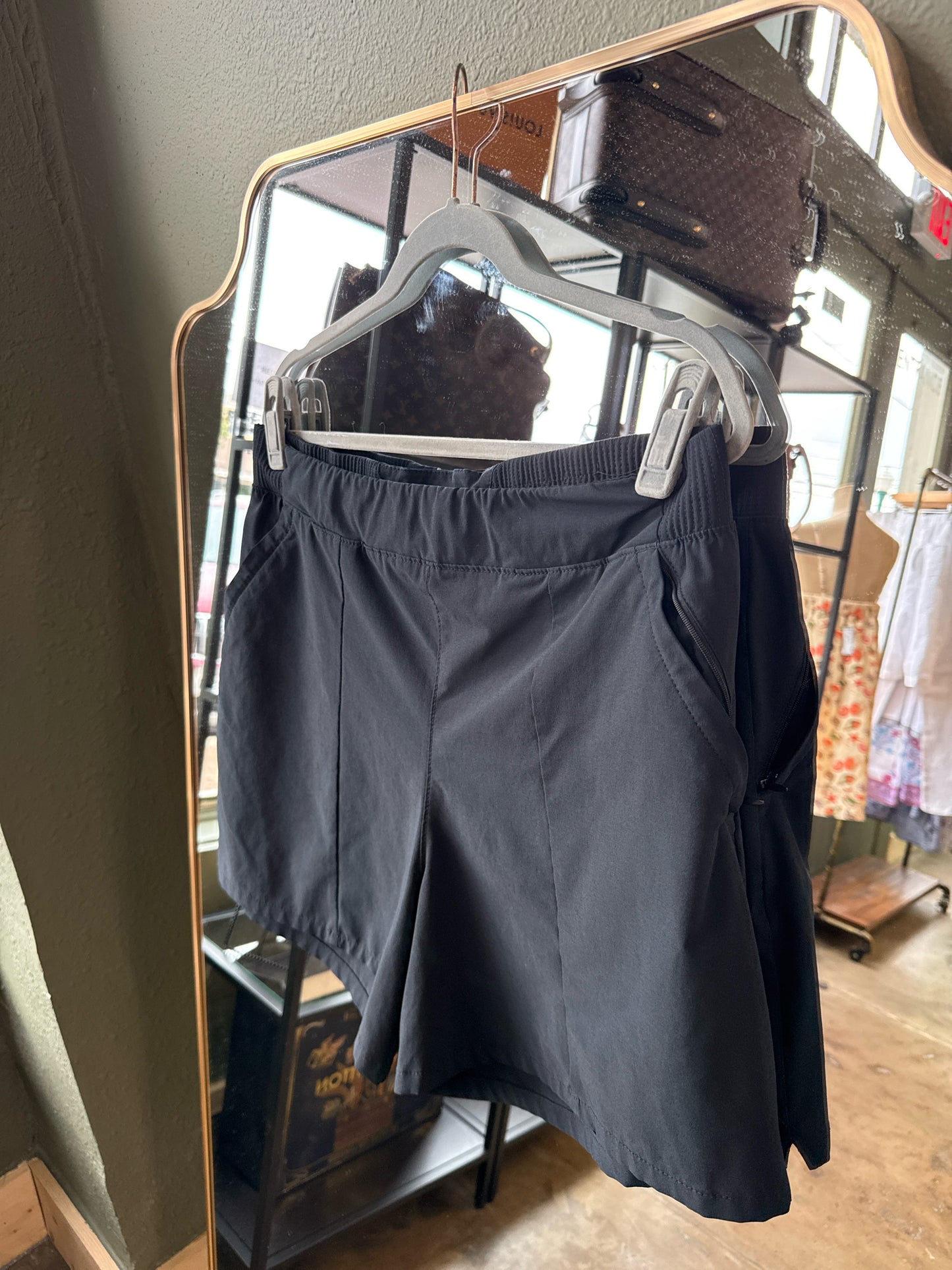 Columbia Size L Black Shorts