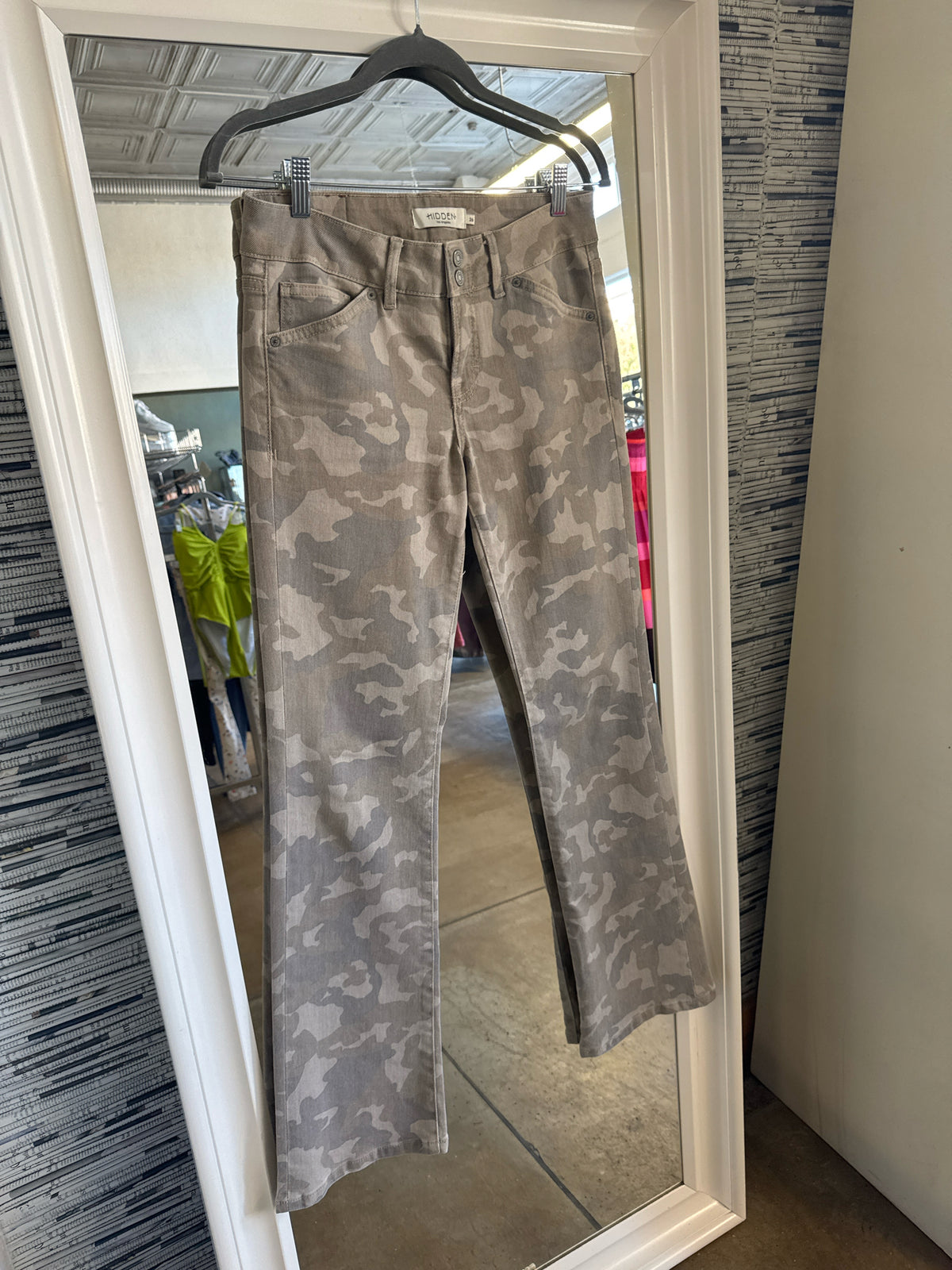 HIDDEN Size 26 Camo Pants