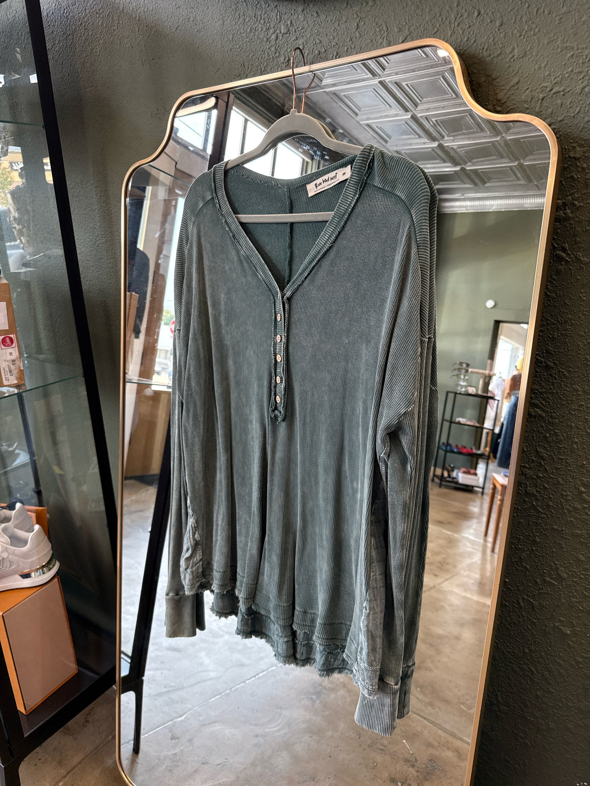 three bird nest Size M Green Top