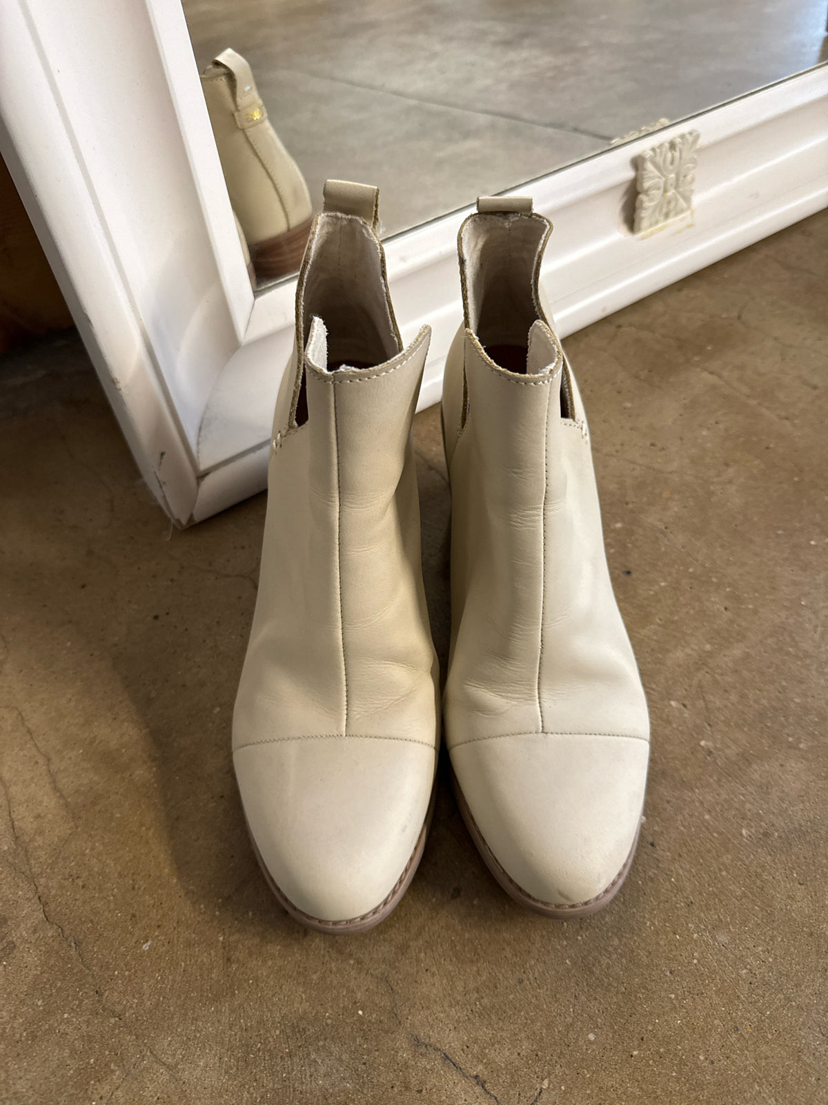 Toms Shoe Size 8 Tan Boots