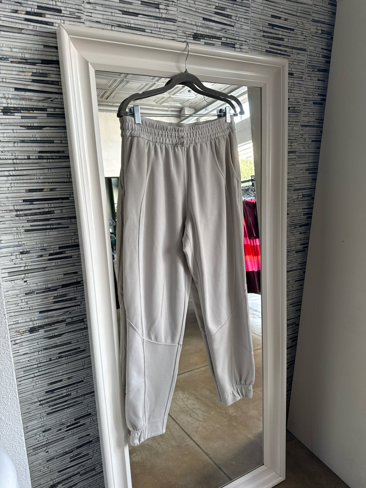 Lululemon Size 8 White Sweatpant