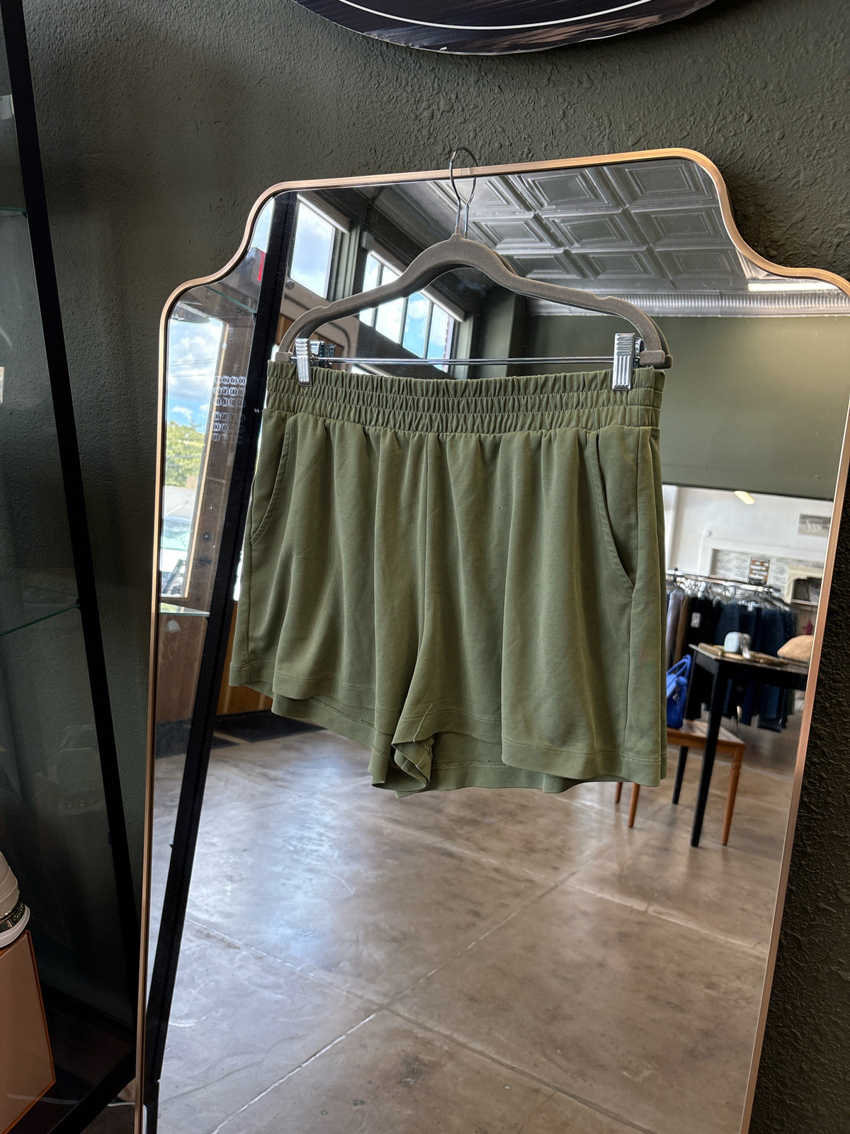 Lou & Grey Size L sage green Shorts