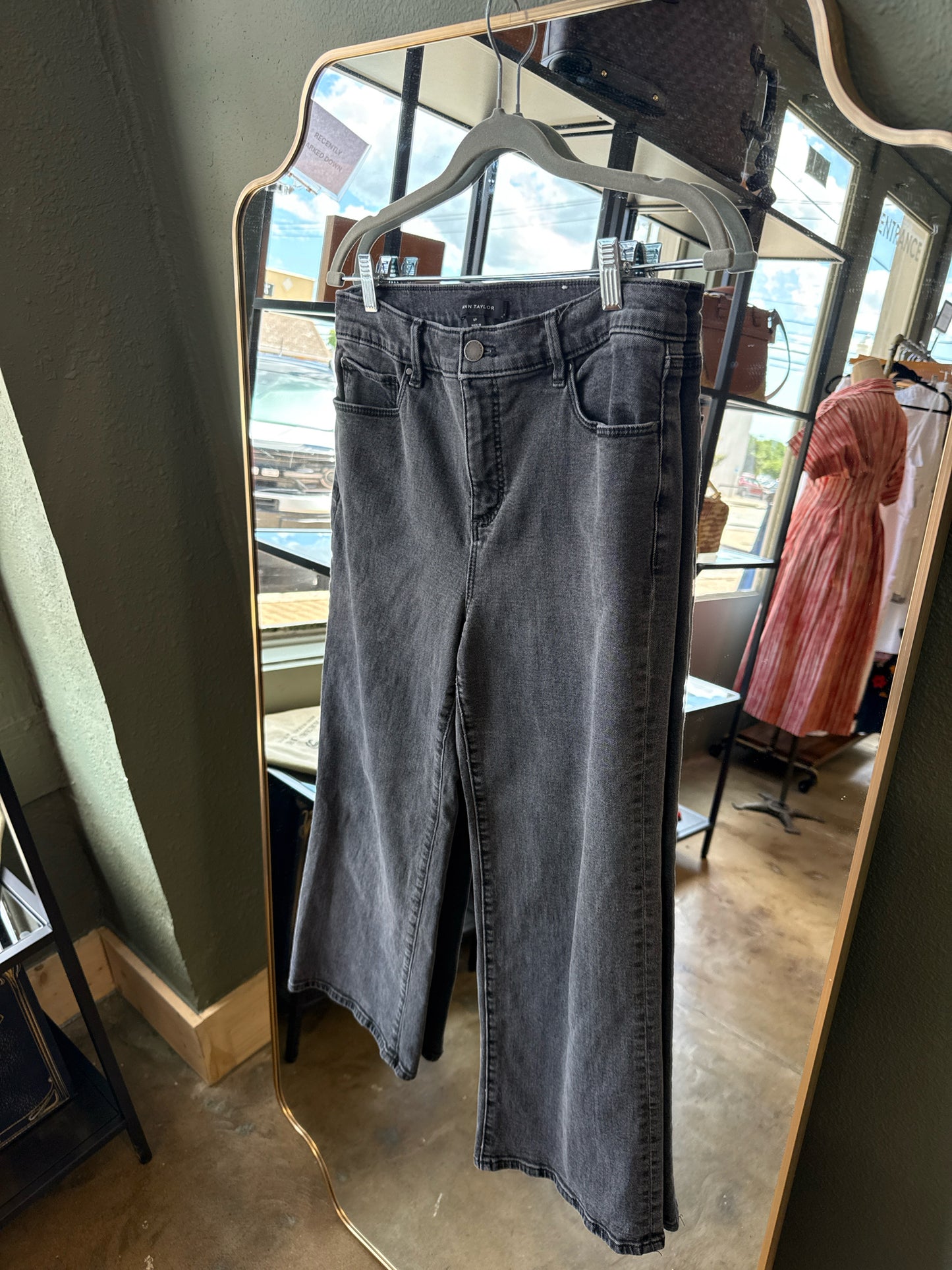 ANN TAYLOR Size 6P Black Jeans