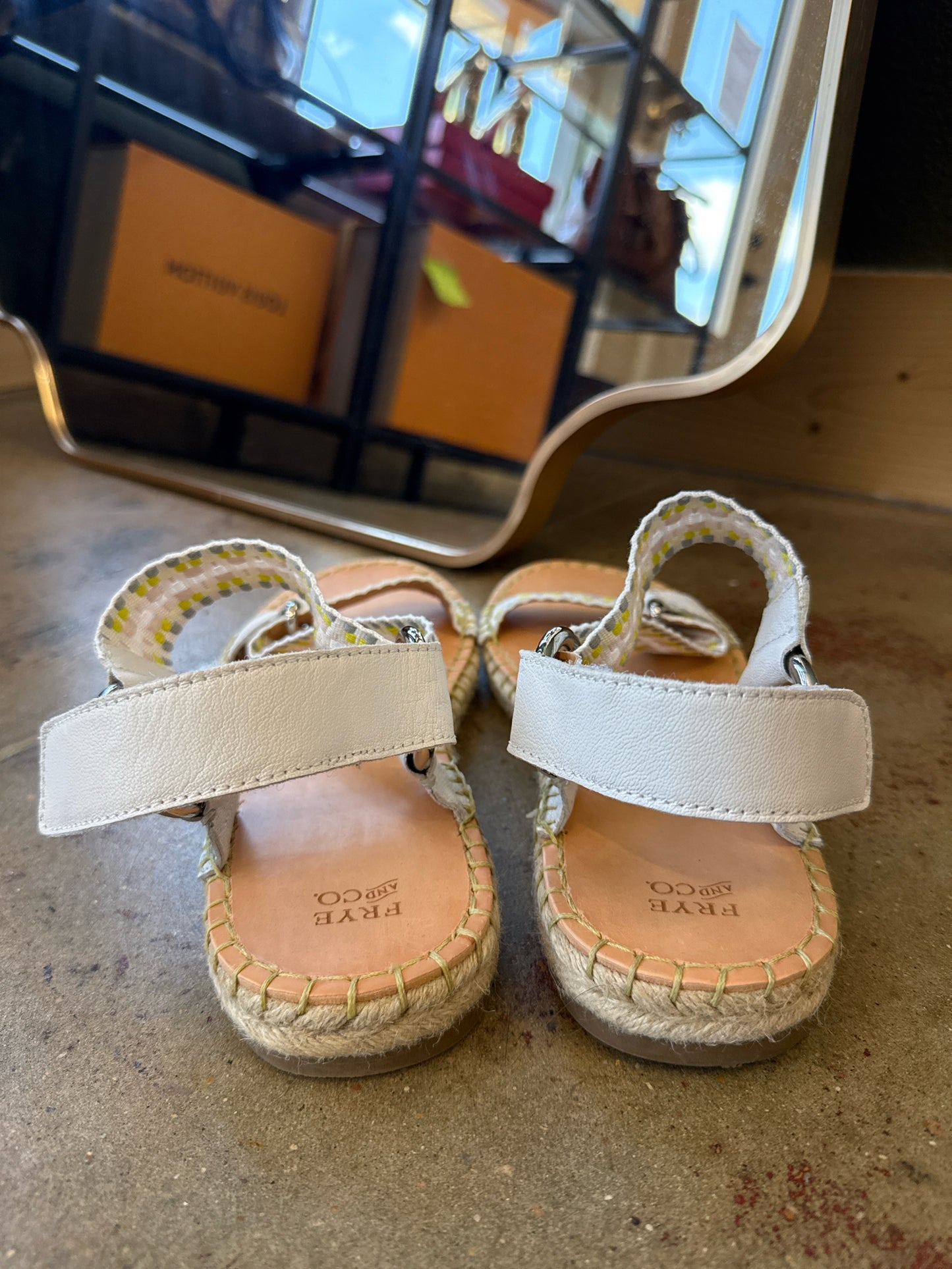 Frye Shoe Size 10 Cream Sandals