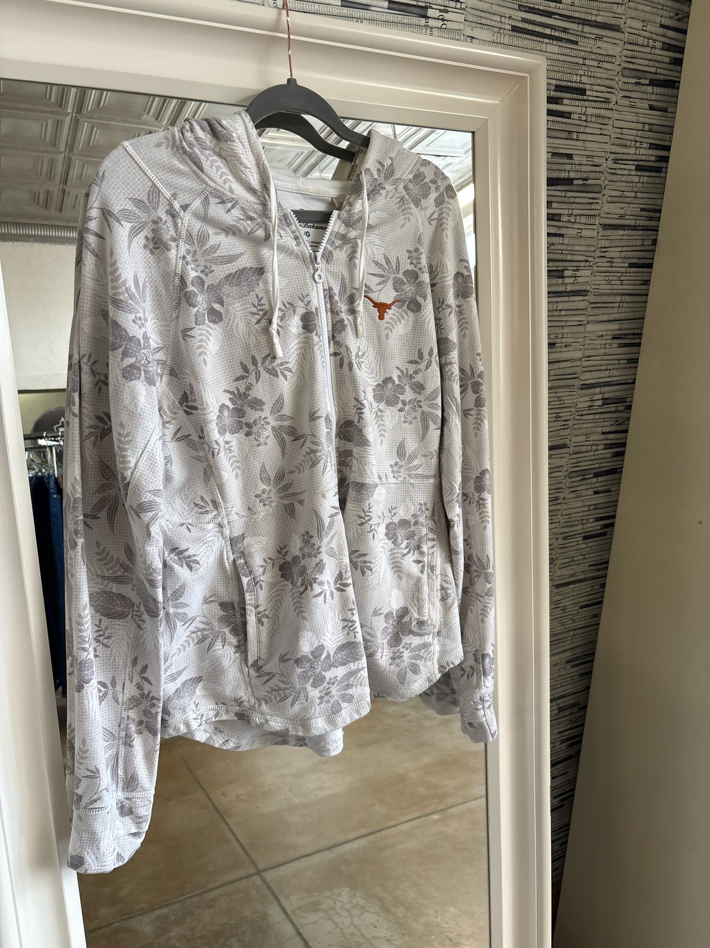 Tommy Bahama Size L gray print Longhorn Pullover/Hoodie