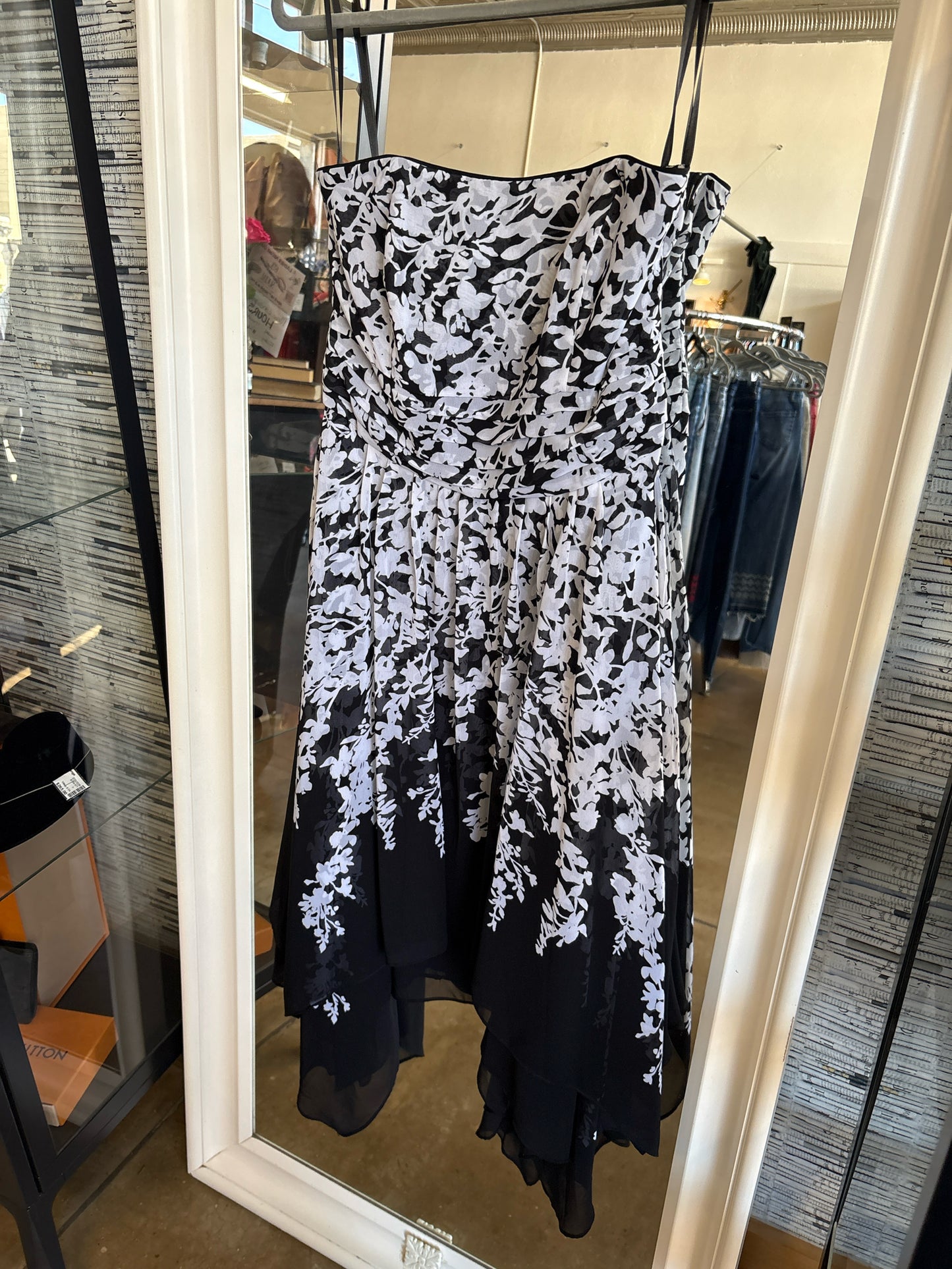 White House Black Market Size 8 Black/White Floral Dress