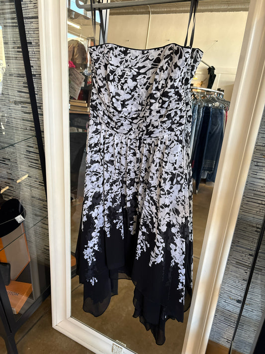 White House Black Market Size 8 Black/White Floral Dress