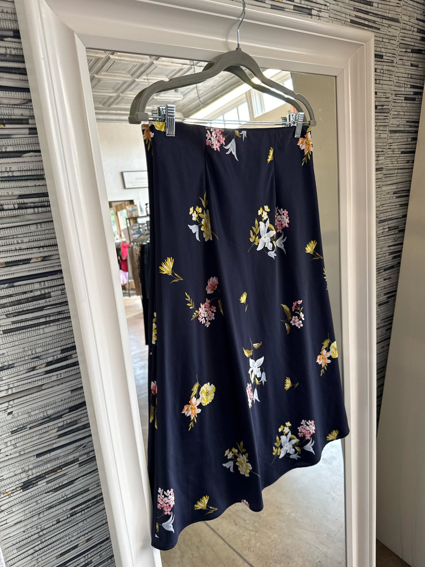 LOFT Size M Navy Skirt