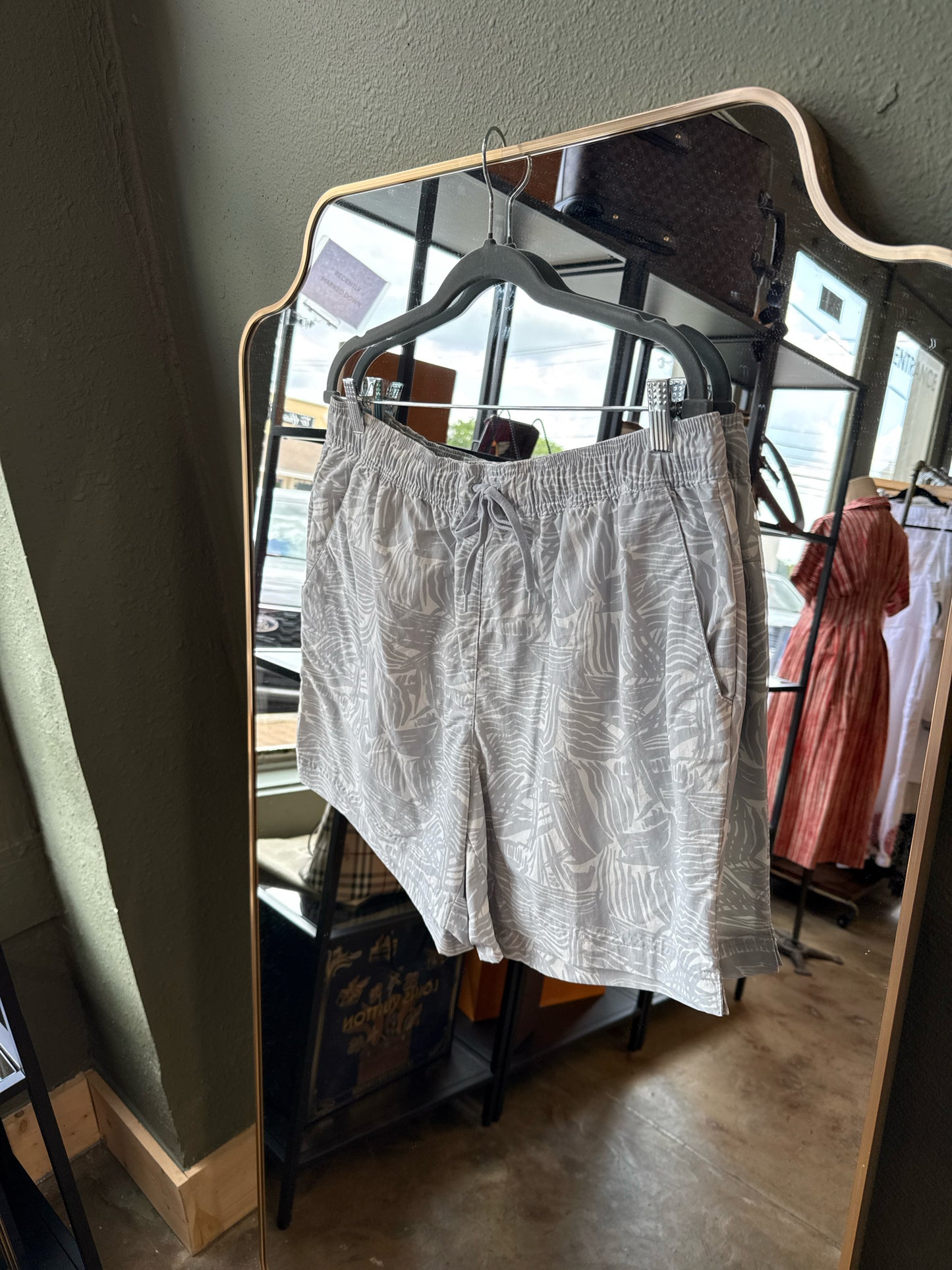 Columbia Size L Gray/White Shorts