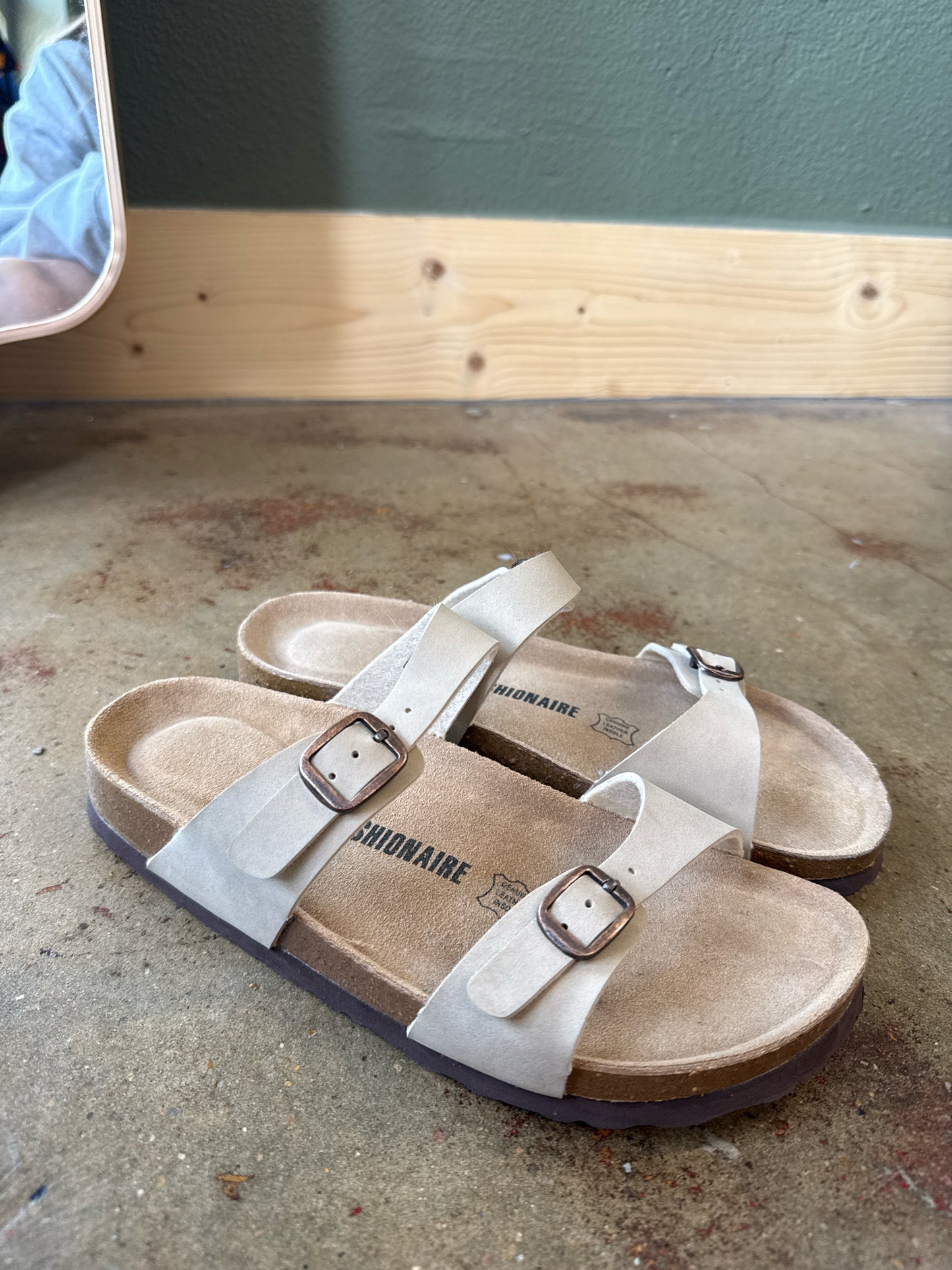 Cushionaire Shoe Size 8 Cream Sandals
