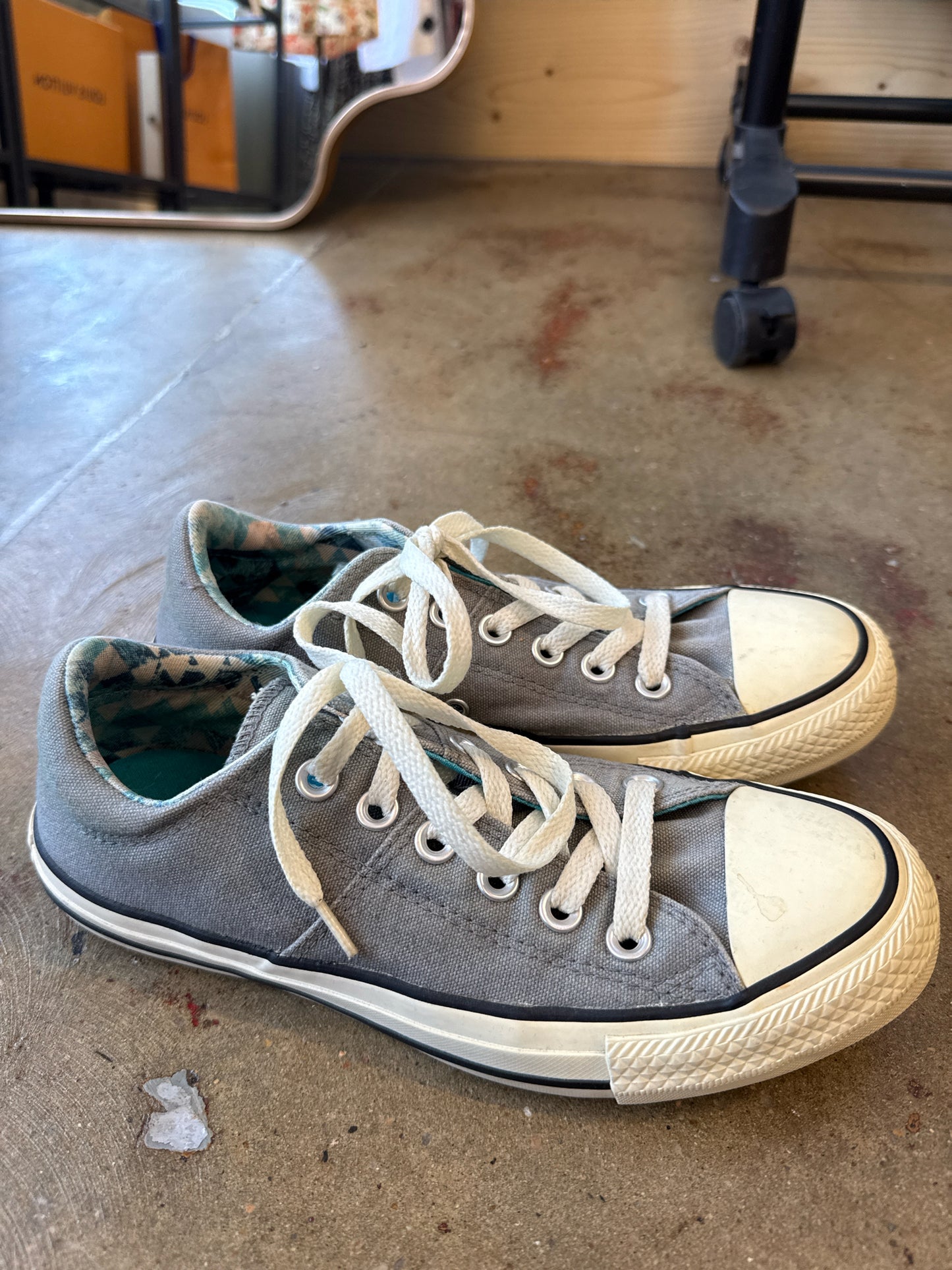 Converse Shoe Size 7 Gray Sneakers