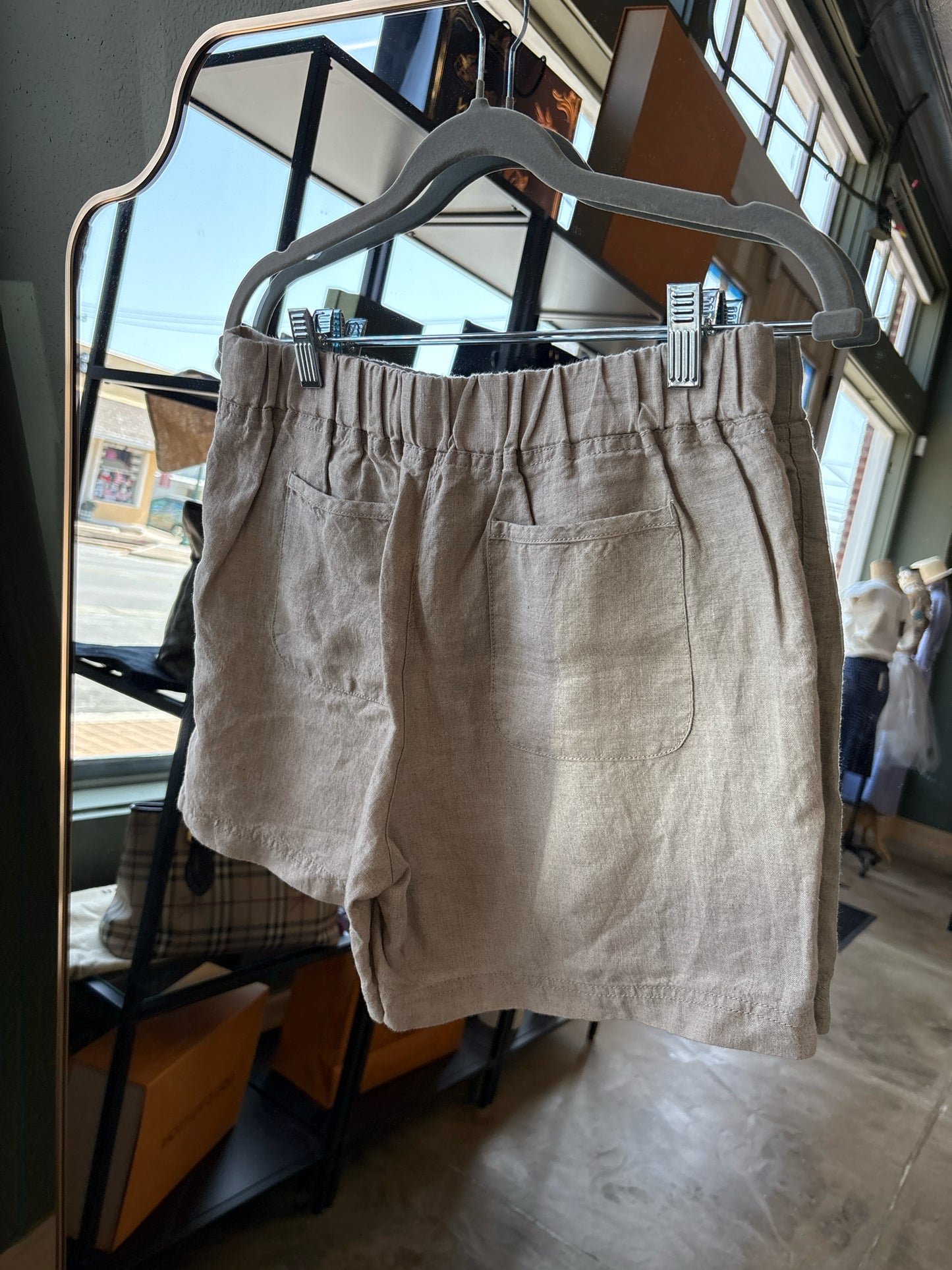 Tommy Bahama Size 4 Oatmeal Shorts