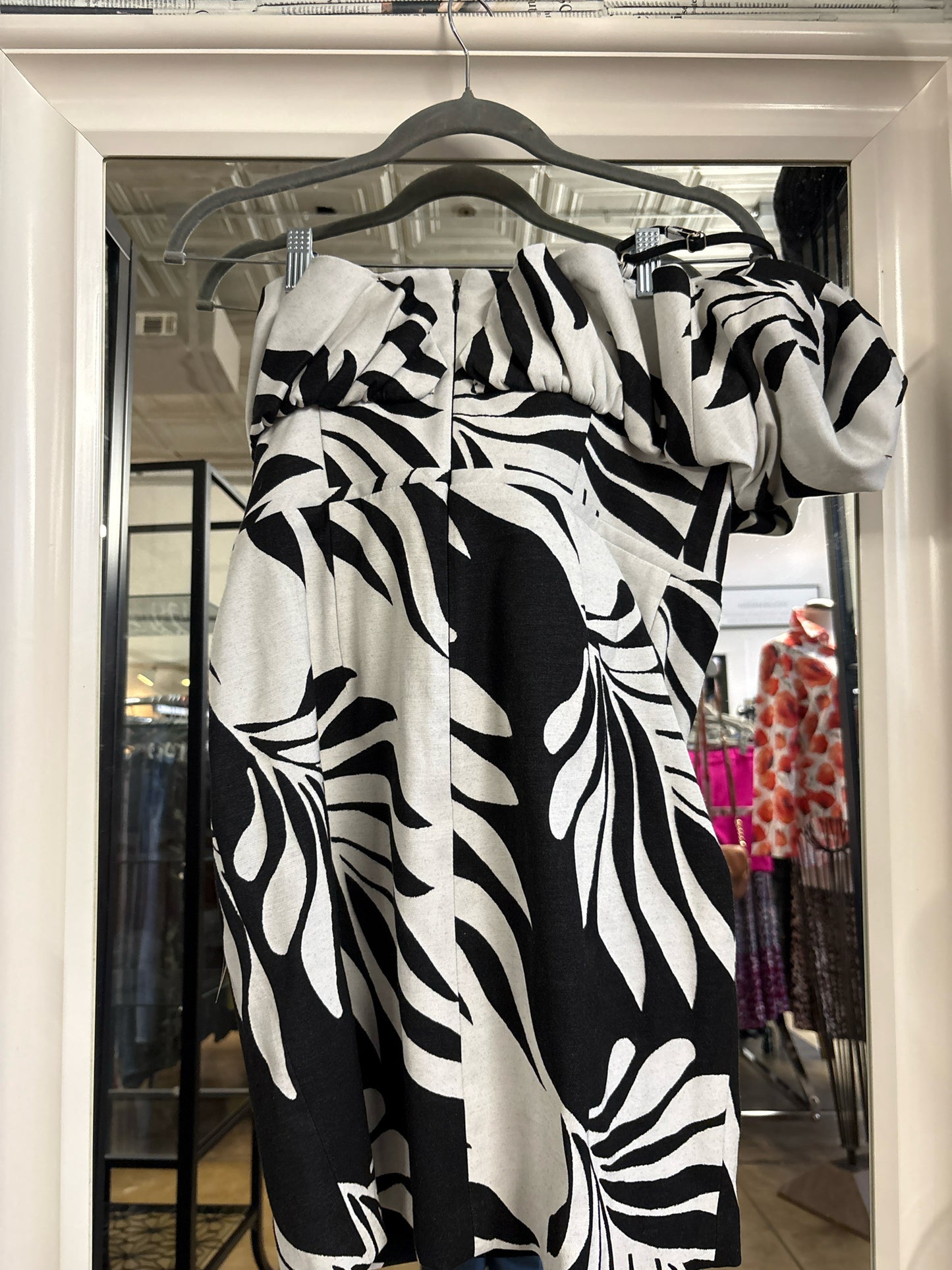 White House Black Market Size 6 Black & White Dress