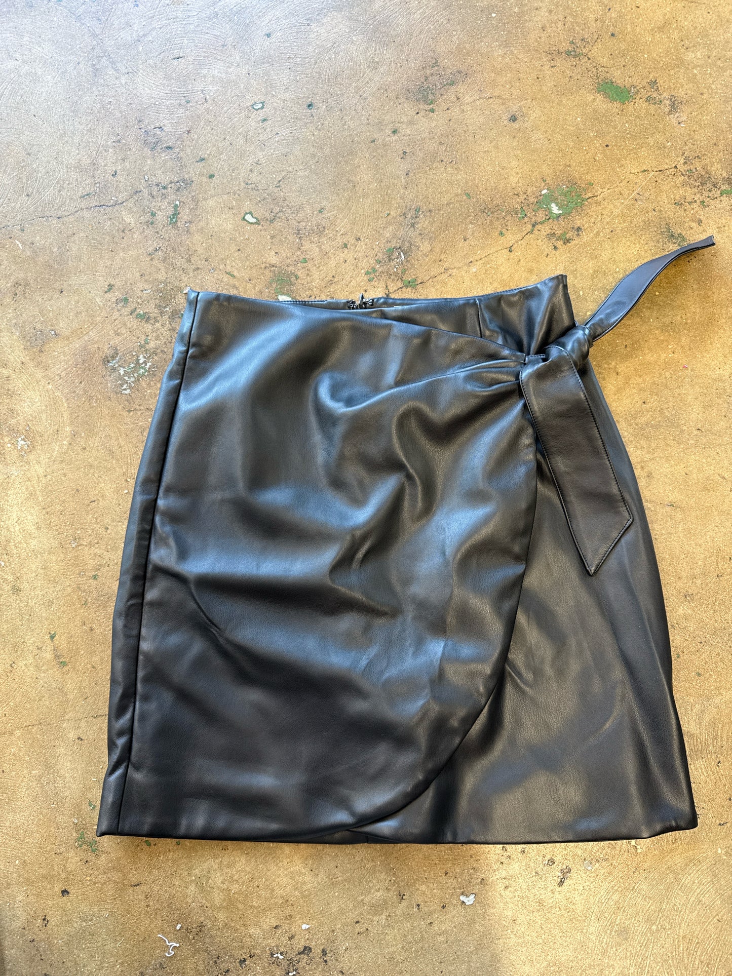 LOFT Size 2P Black Skirt