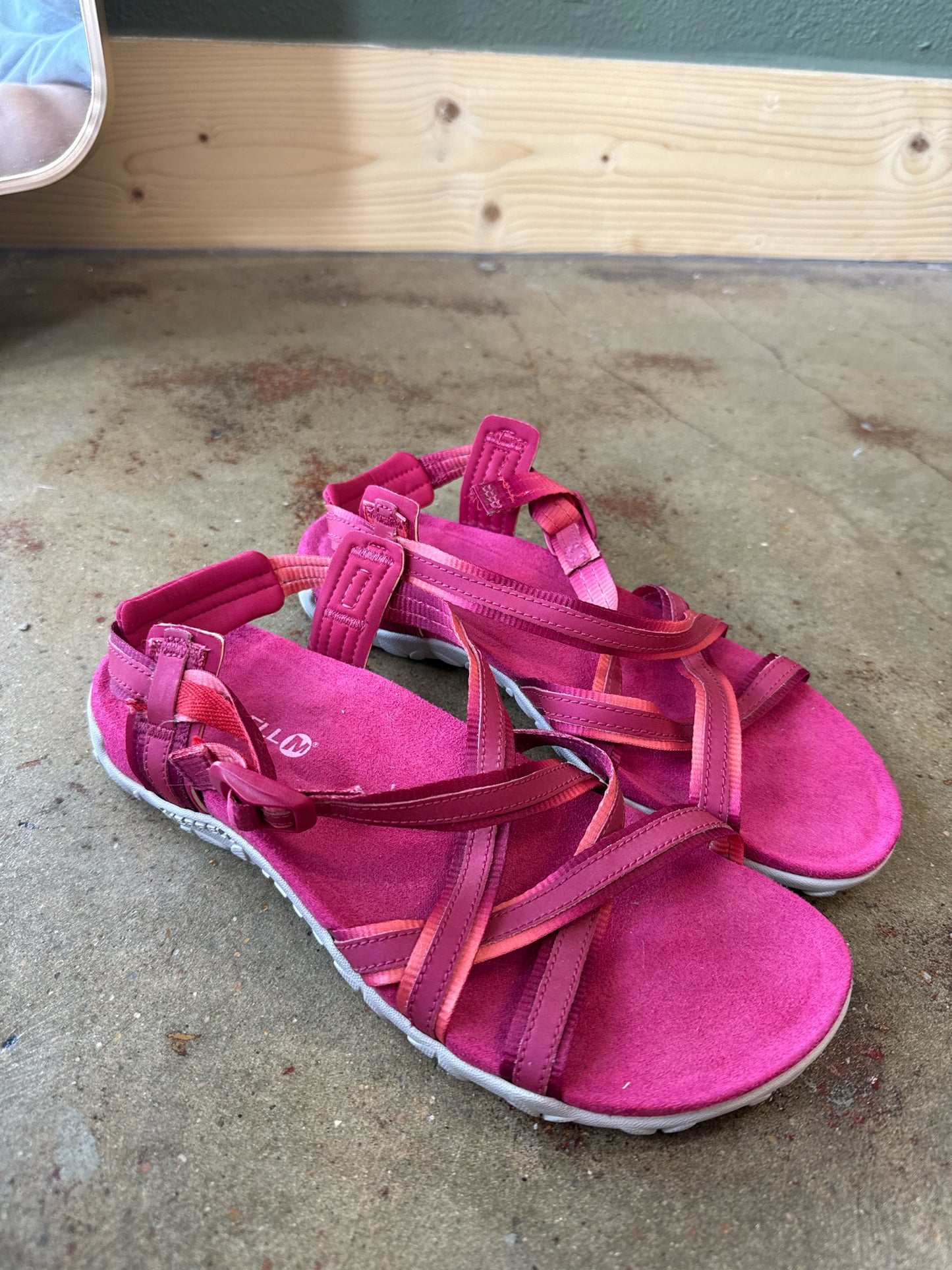Merrell Shoe Size 7 Pink Sandals