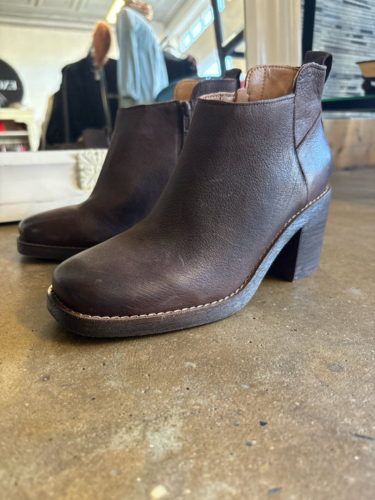 Crown Vintage Shoe Size 7 Boots