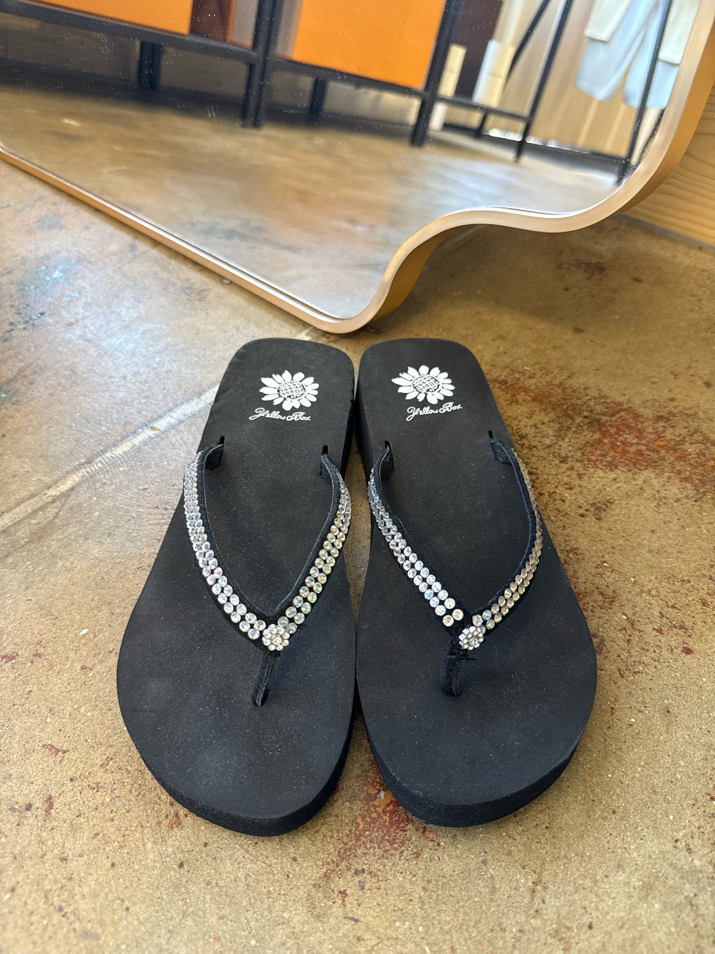 Yellow Box Shoe Size 7 Black Flip Flops