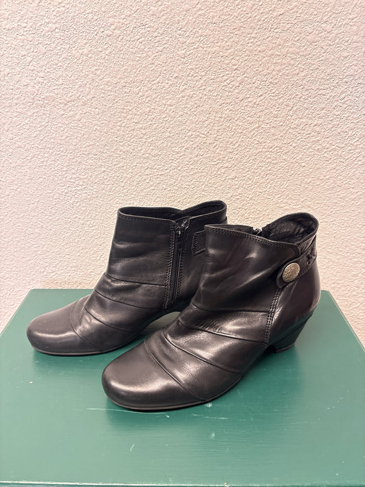 TAOS Shoe Size 39 Black bootie Boots