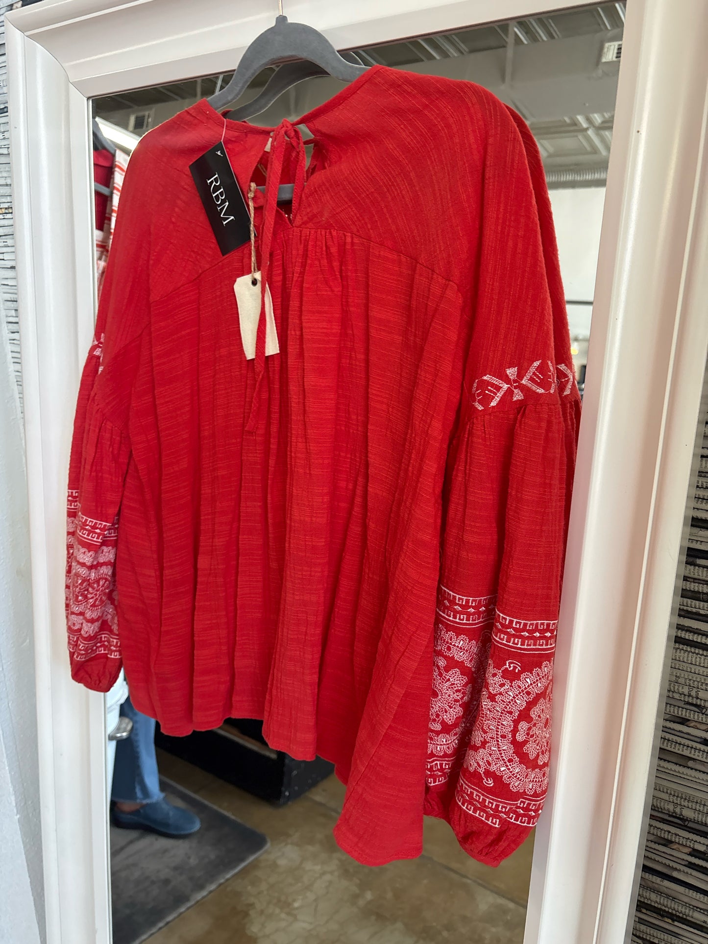 Easel Size S red and white Top