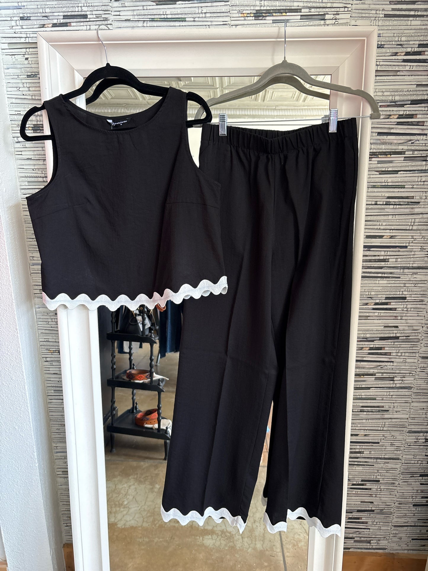Pretty Garden Size S Black & White Scallop Two Piece Set