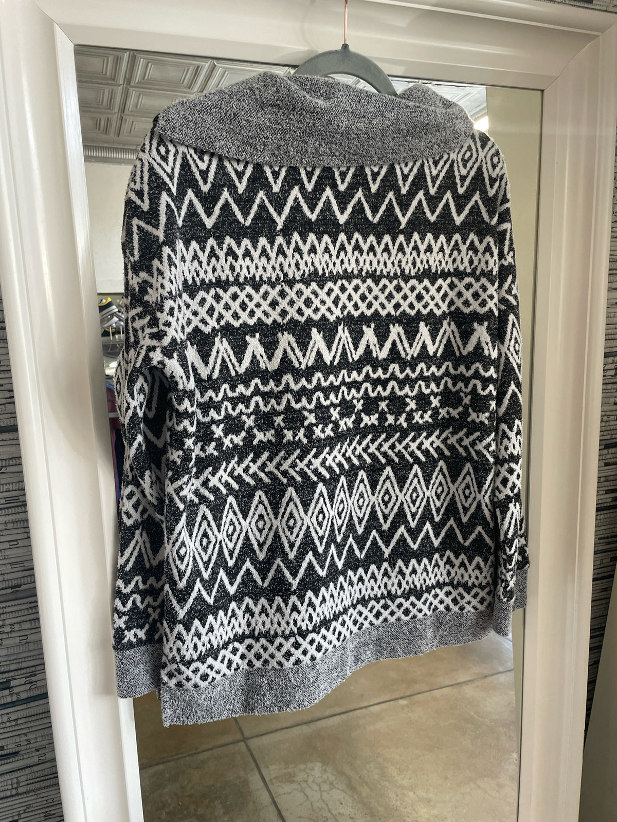 Tribal Size M gray & Black Sweater