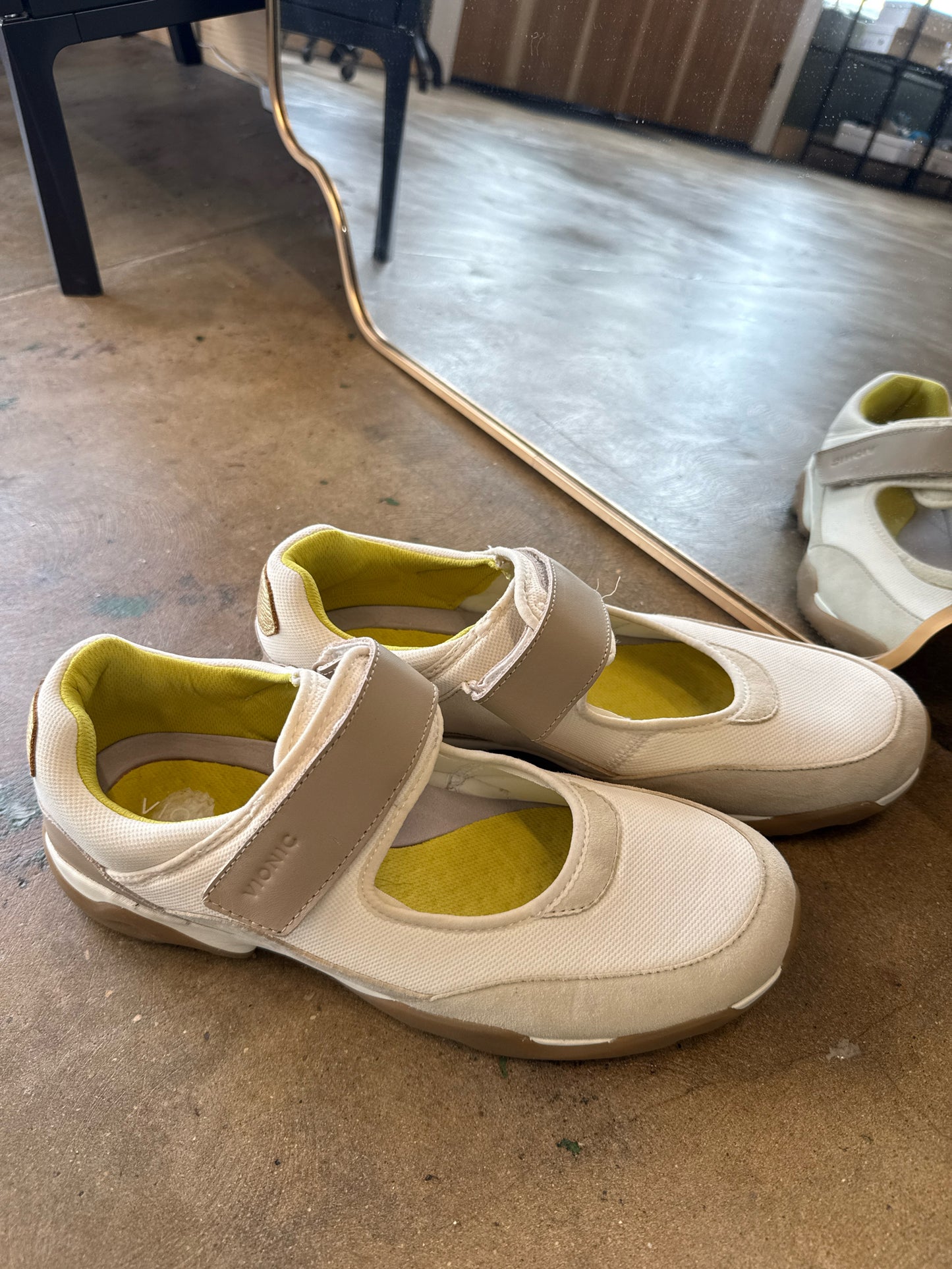 Vionic Shoe Size 11 Cream Sneakers