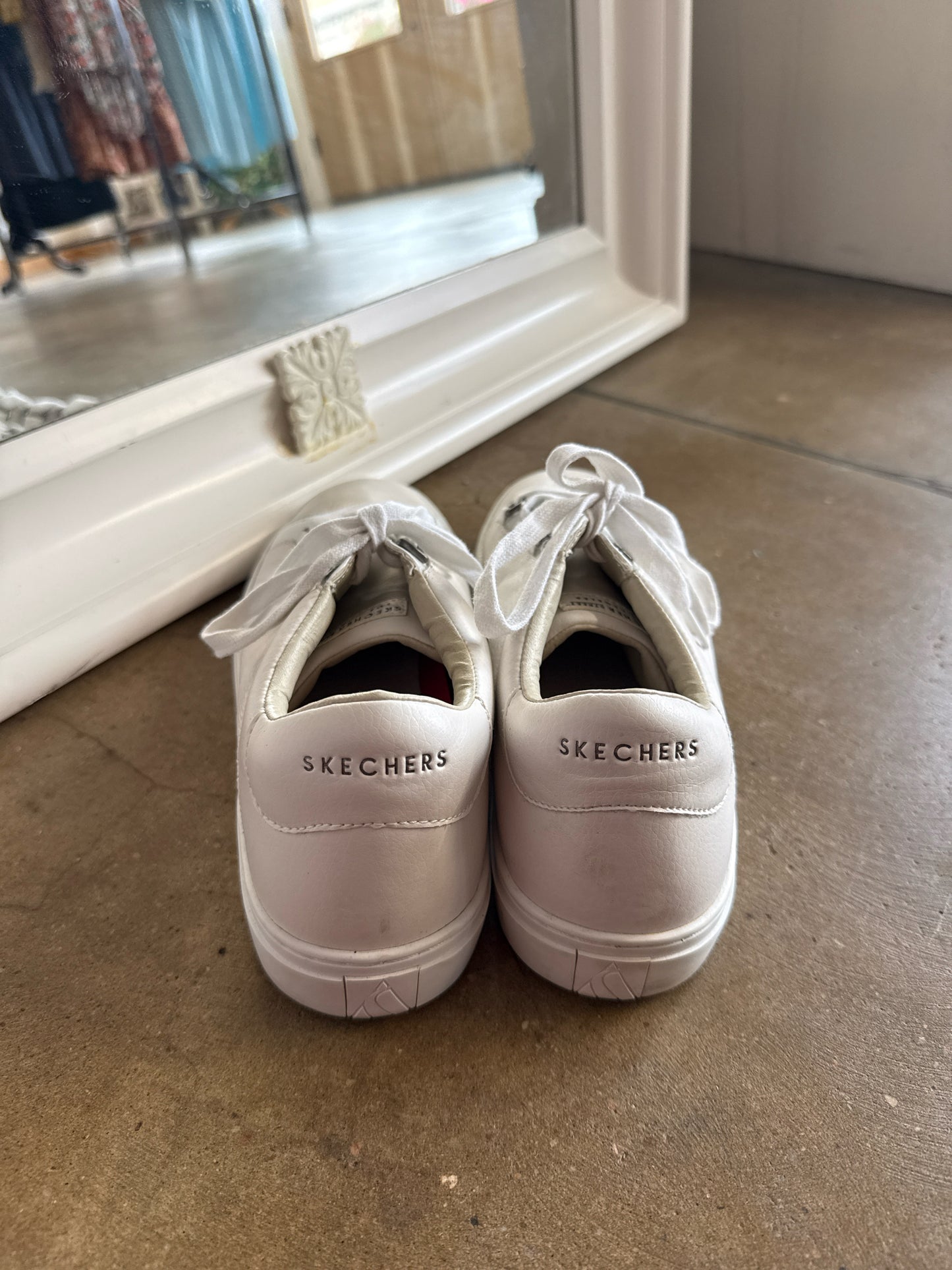 Skechers Shoe Size 8.5 White Sneakers