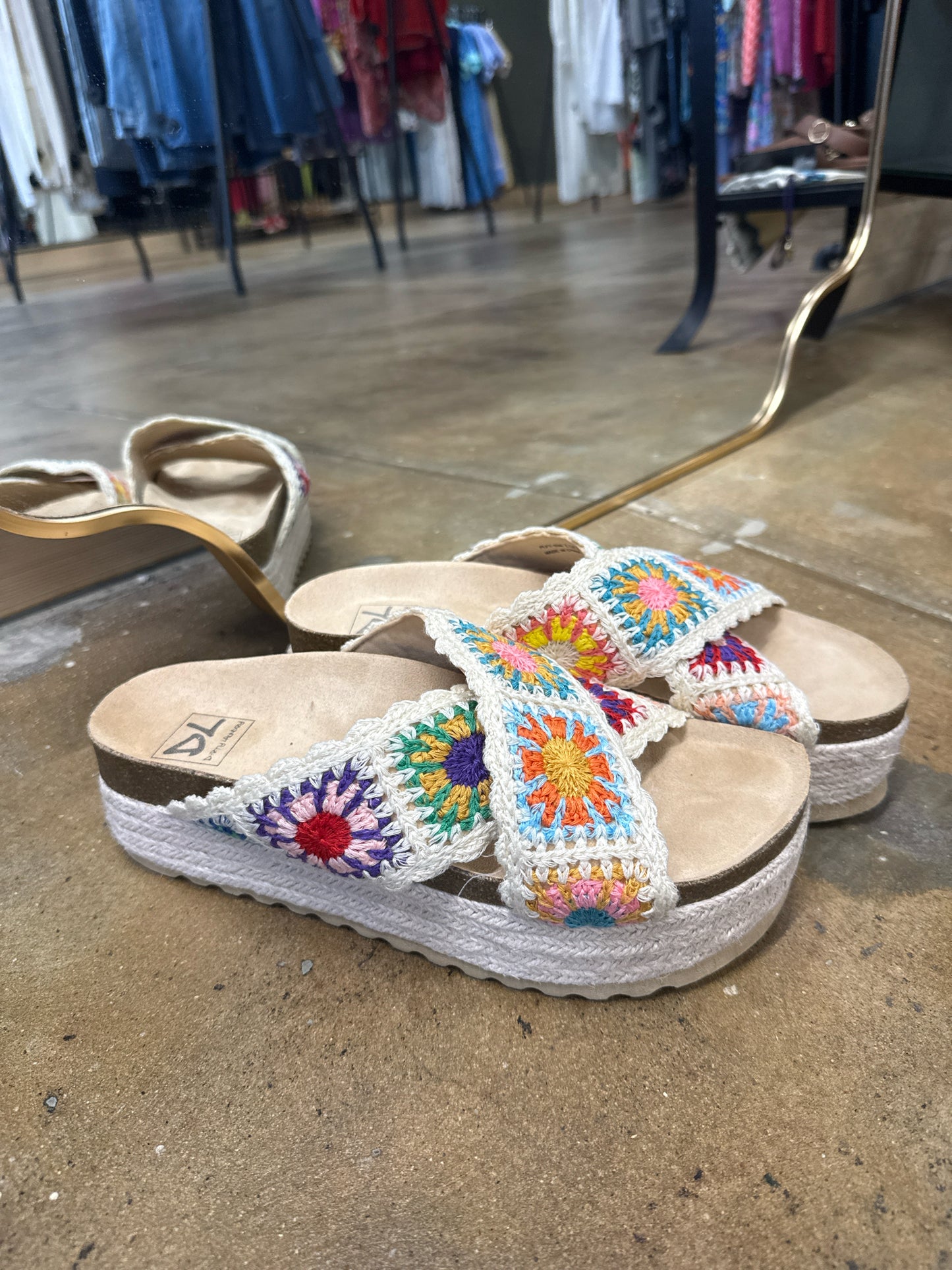 Dirty laundry Shoe Size 7.5 Tan/Multi Sandals
