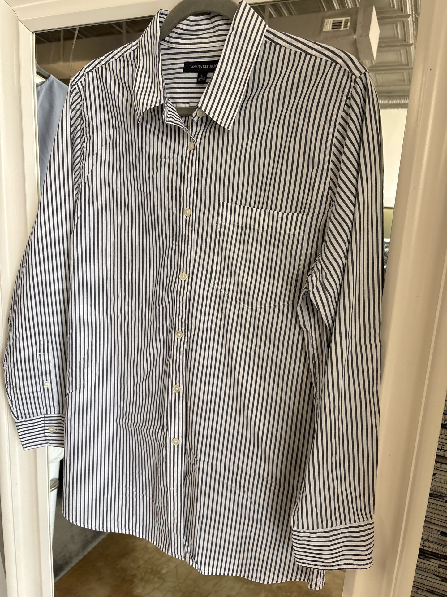 Banana Republic Size L blue and white Top