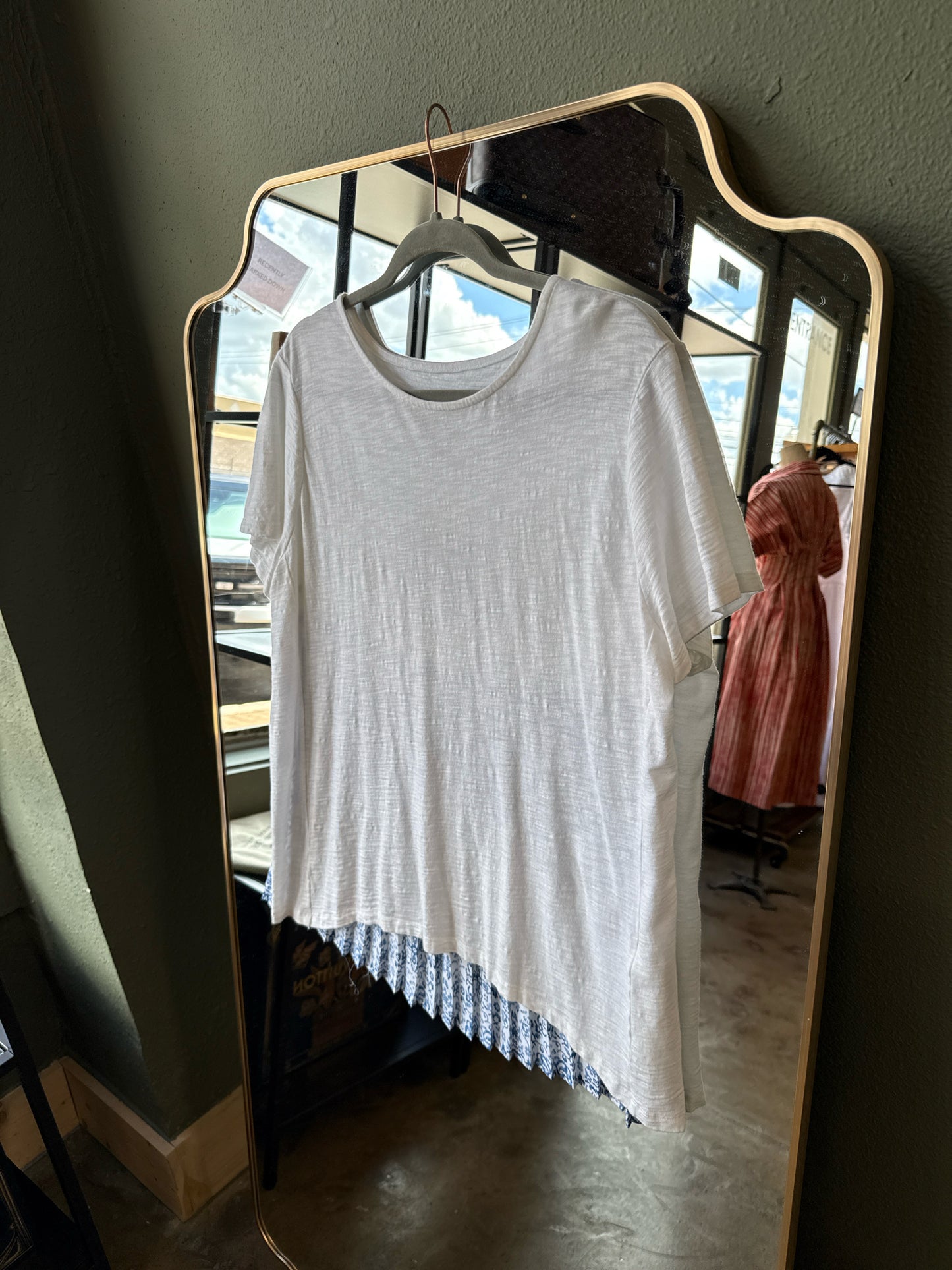 CHICO'S Size 2 White Tee