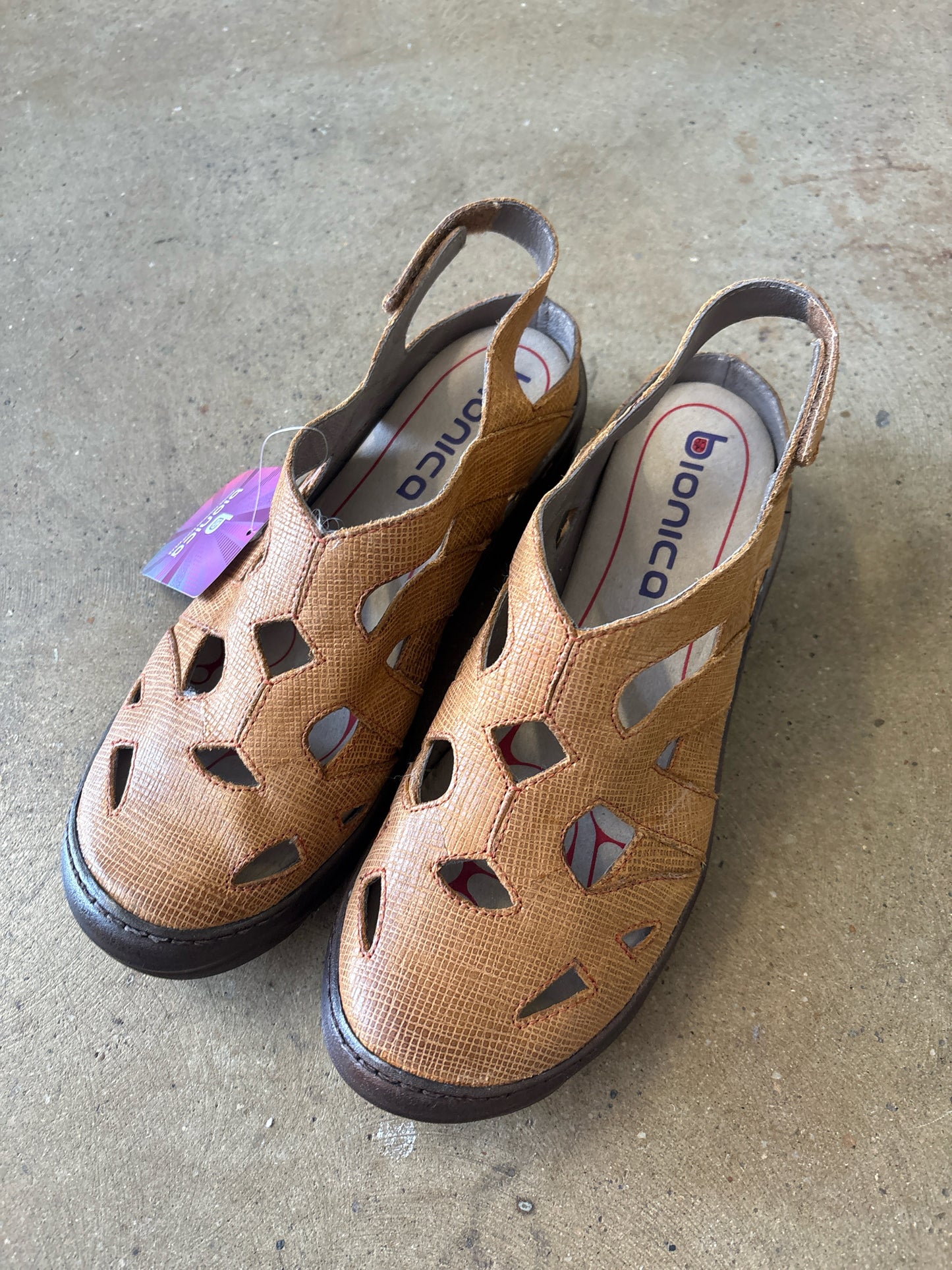 bionica Shoe Size 10 Tan Sandals