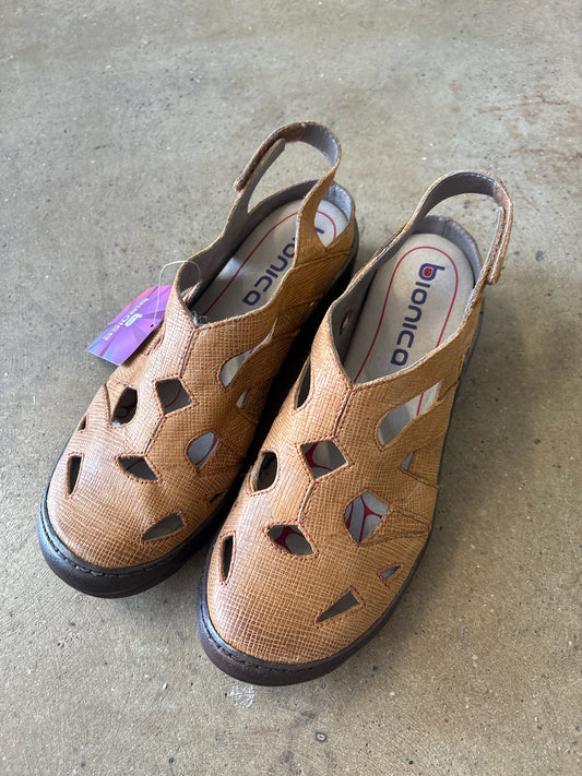 bionica Shoe Size 10 Tan Sandals