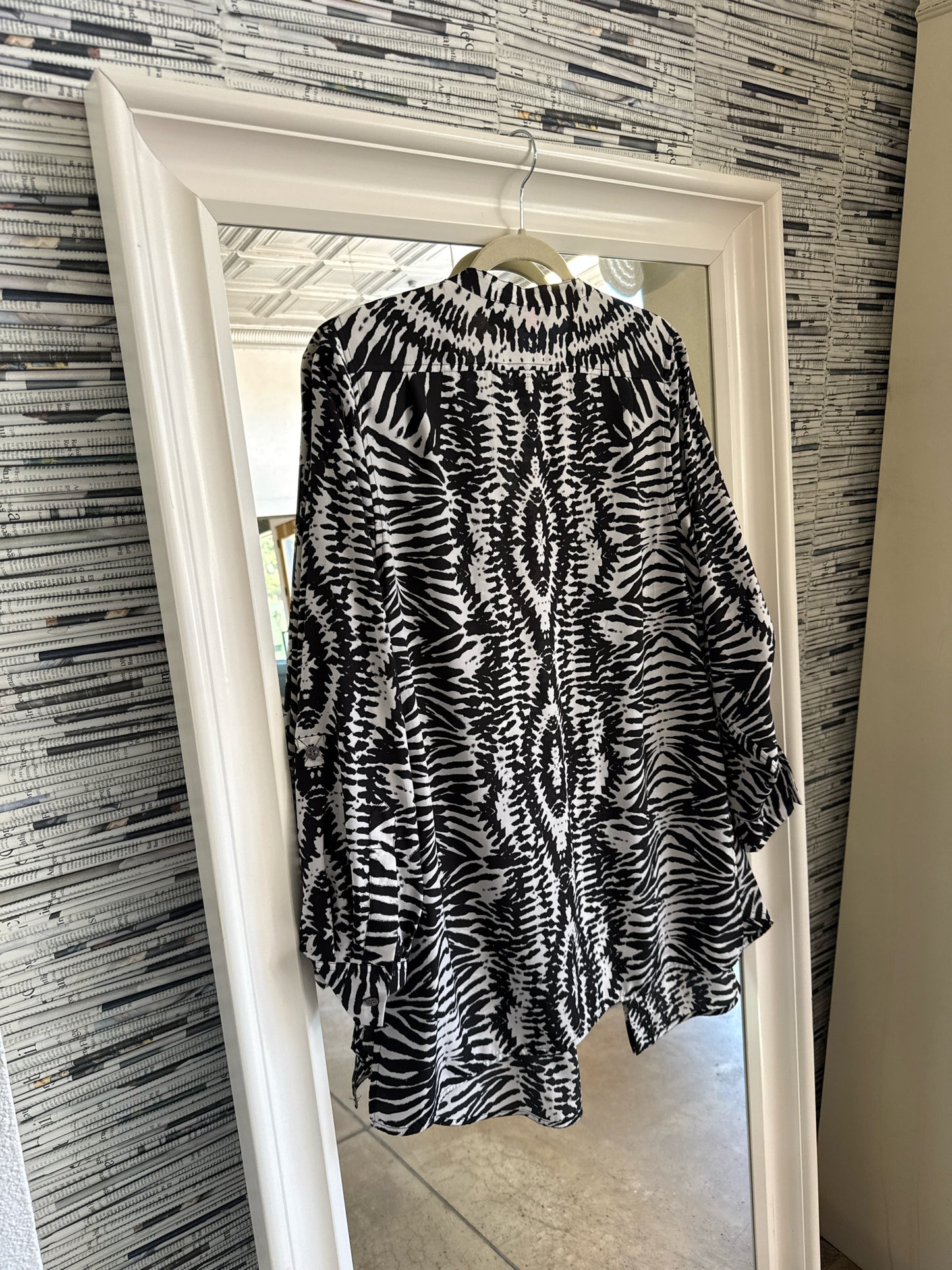 Vince Camuto Size M Black/White Top