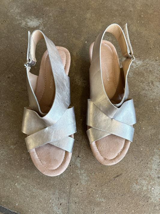 CL Launday Shoe Size 8.5 Sandals