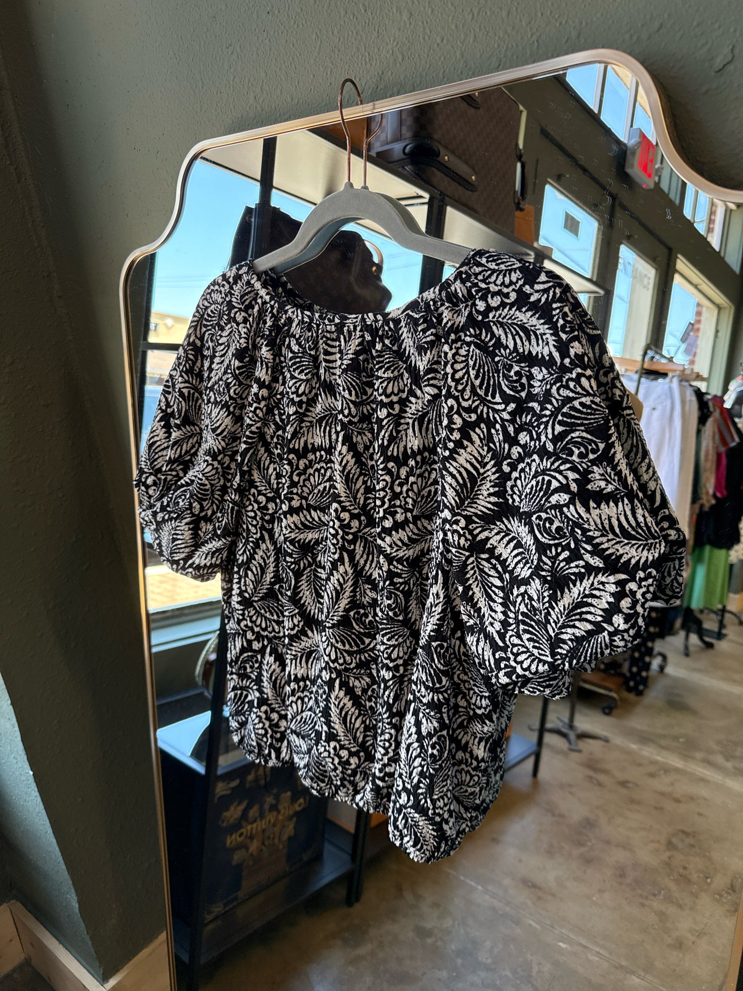 LOFT Size MP Black/White Floral Top