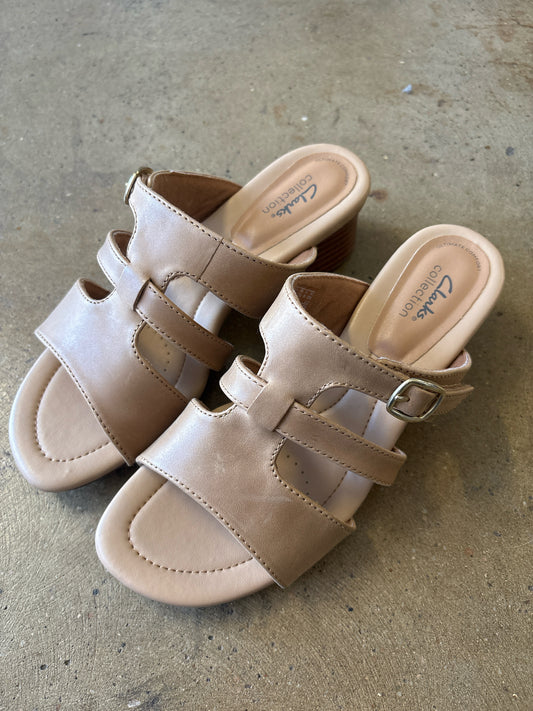 Clarks Shoe Size 7.5 Tan Sandals