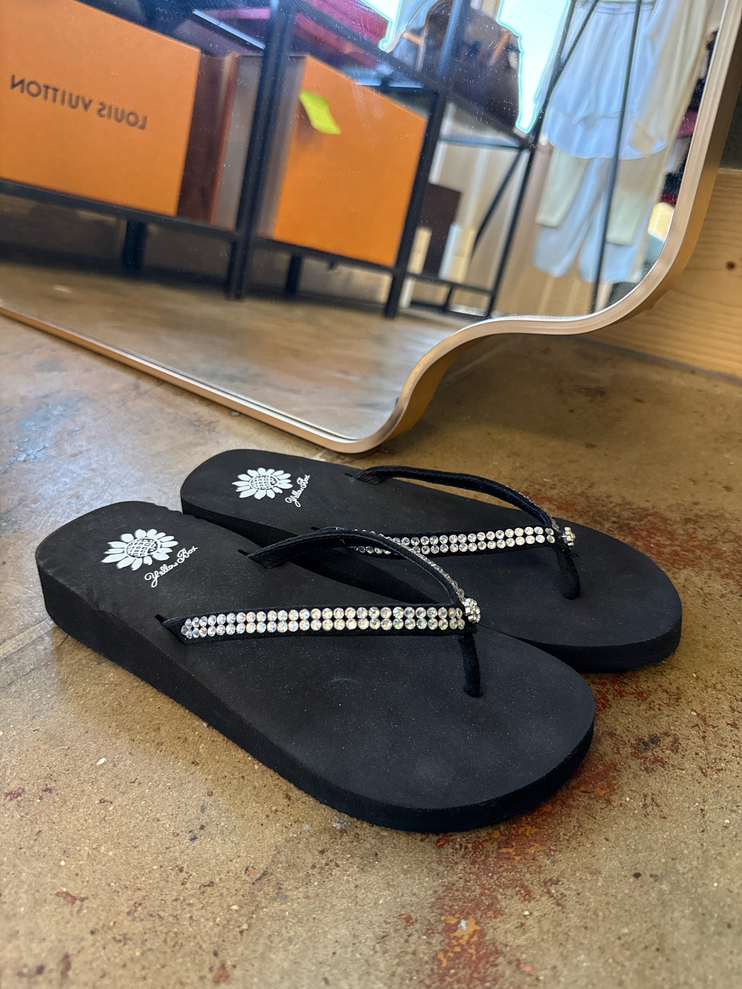 Yellow Box Shoe Size 7 Black Flip Flops