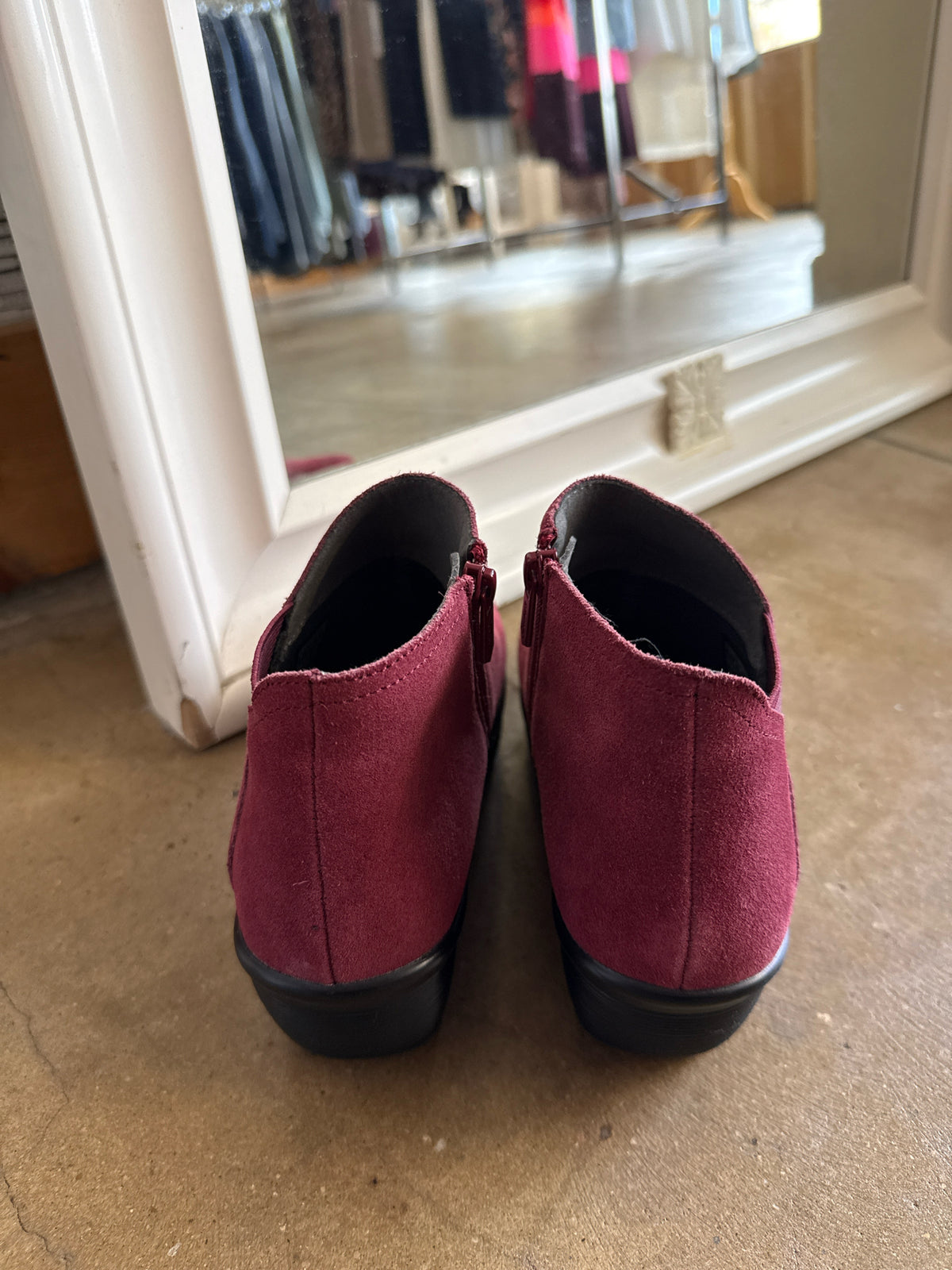 Skechers Shoe Size 7 Maroon Clogs