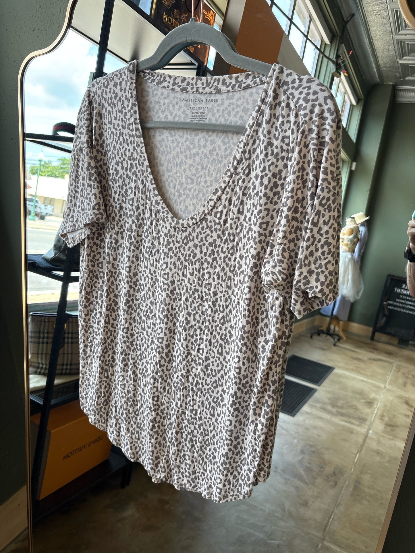 American Eagle Size XS Cream/Taupe Top